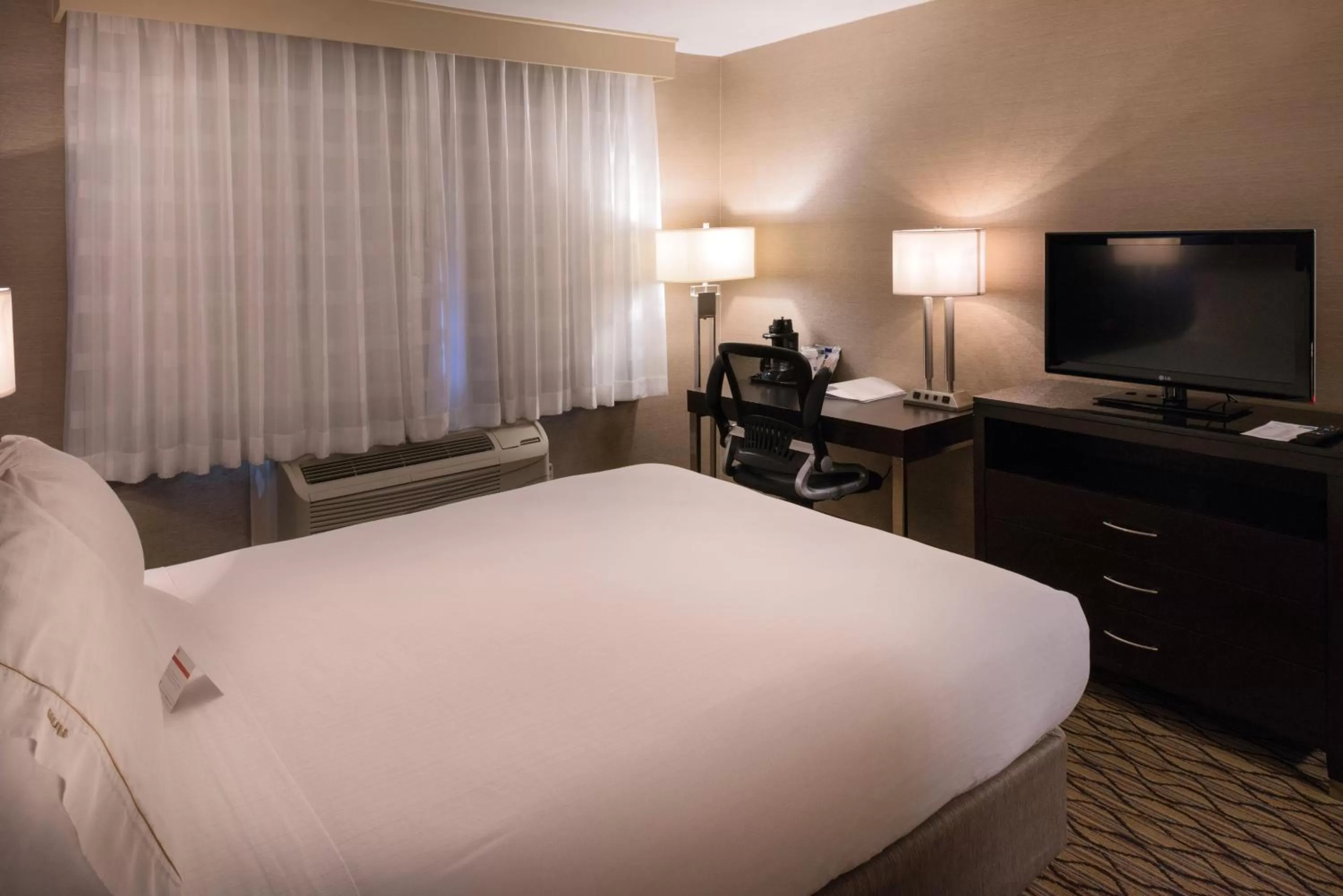 Photo of the whole room, Bed in Holiday Inn Express & Suites Pasadena - Los Angeles by IHG
