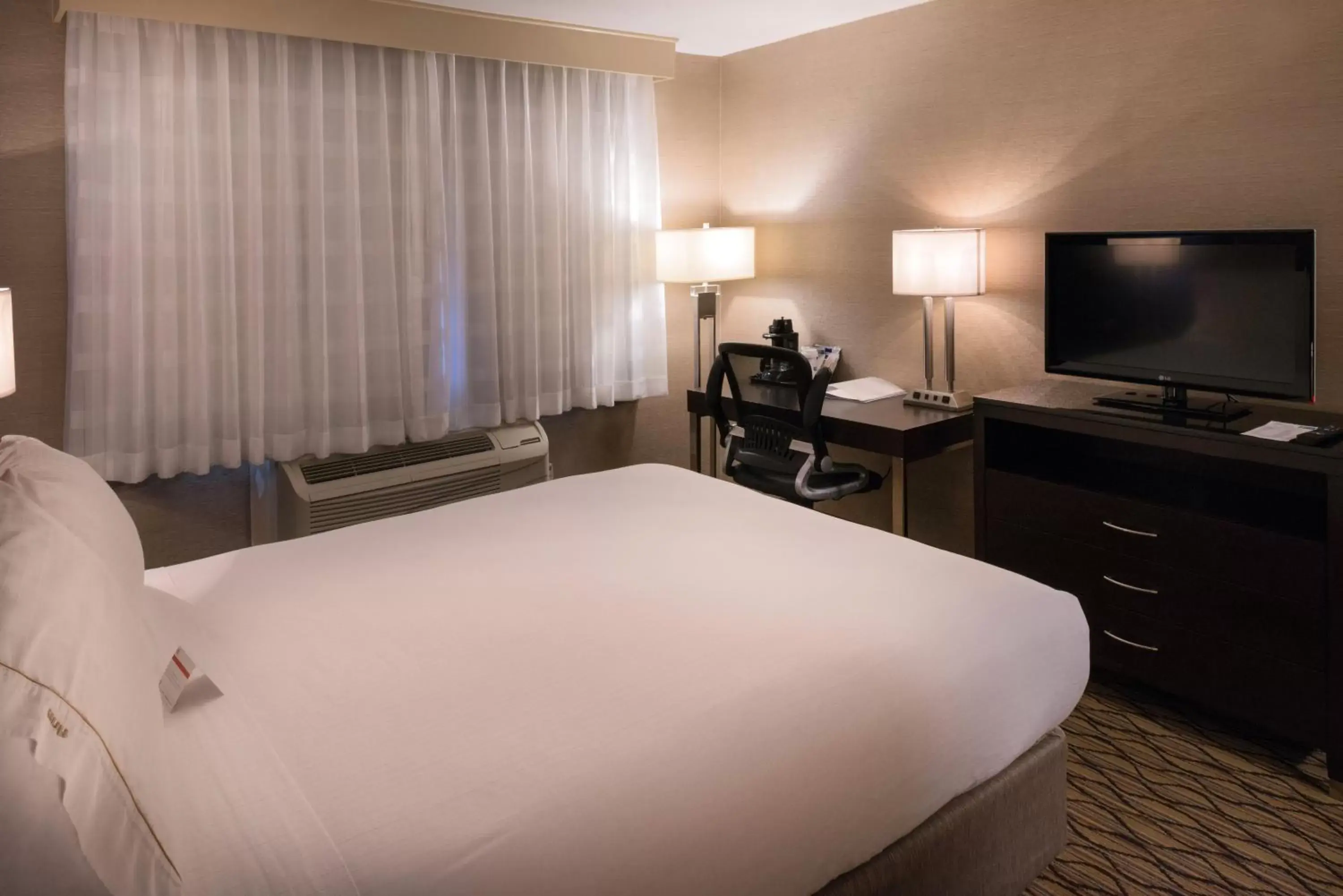Photo of the whole room, Bed in Holiday Inn Express Hotel & Suites Pasadena-Colorado Boulevard, an IHG Hotel