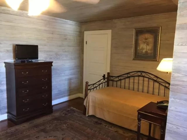 Bed in 1896 O'Malley House