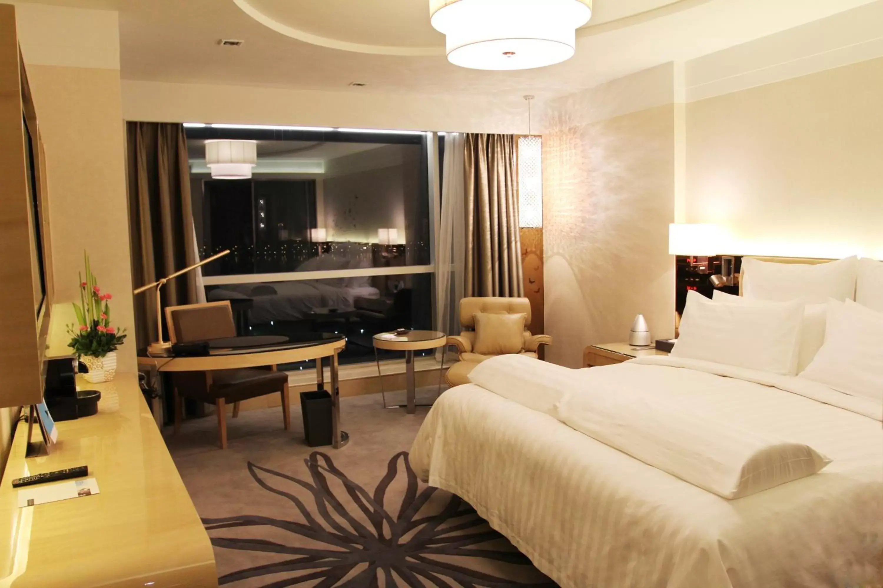 Superior King Room in Pullman Linyi Lushang