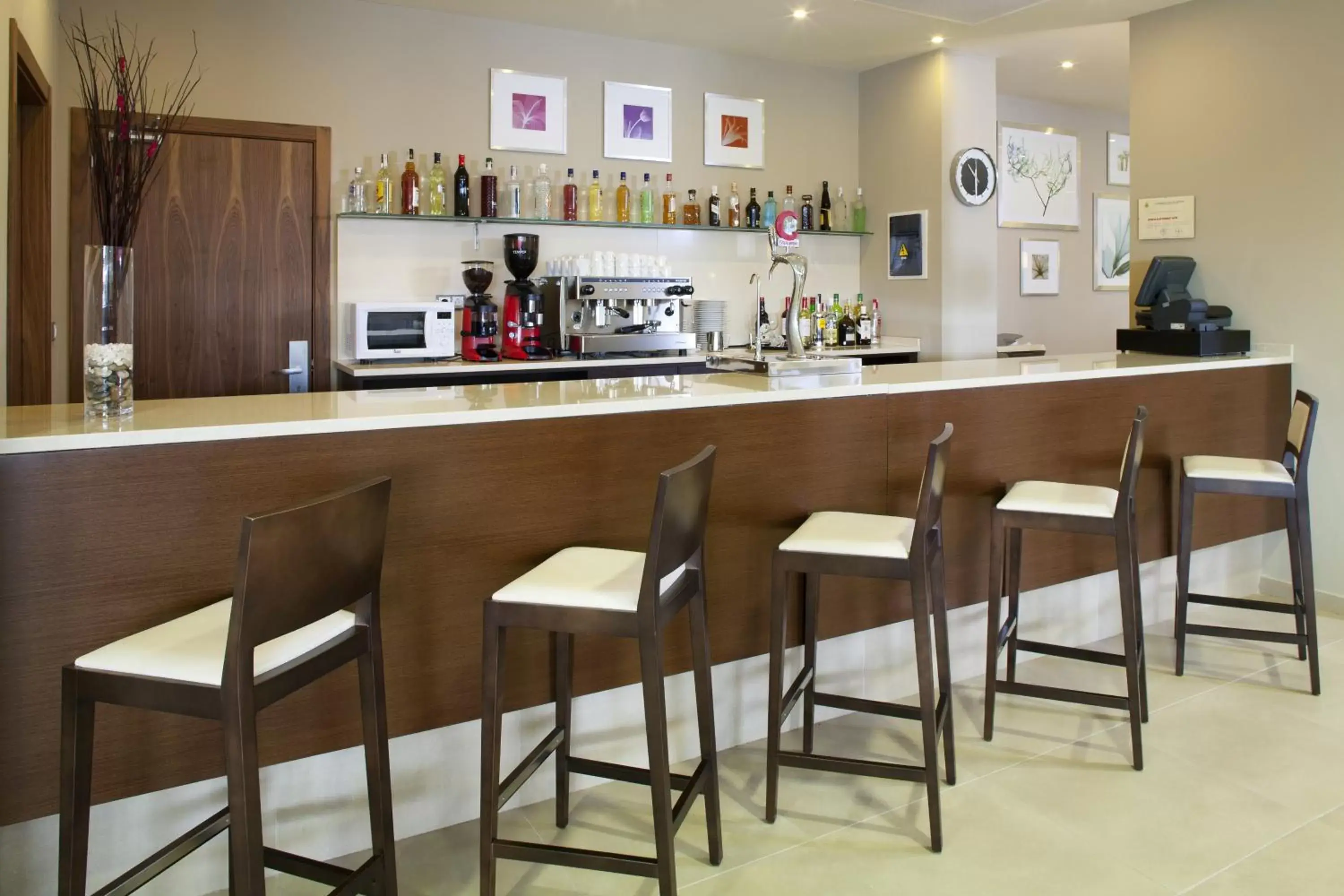 Lounge or bar, Lounge/Bar in Holiday Inn Express Campo de Gibraltar-Barrios, an IHG Hotel