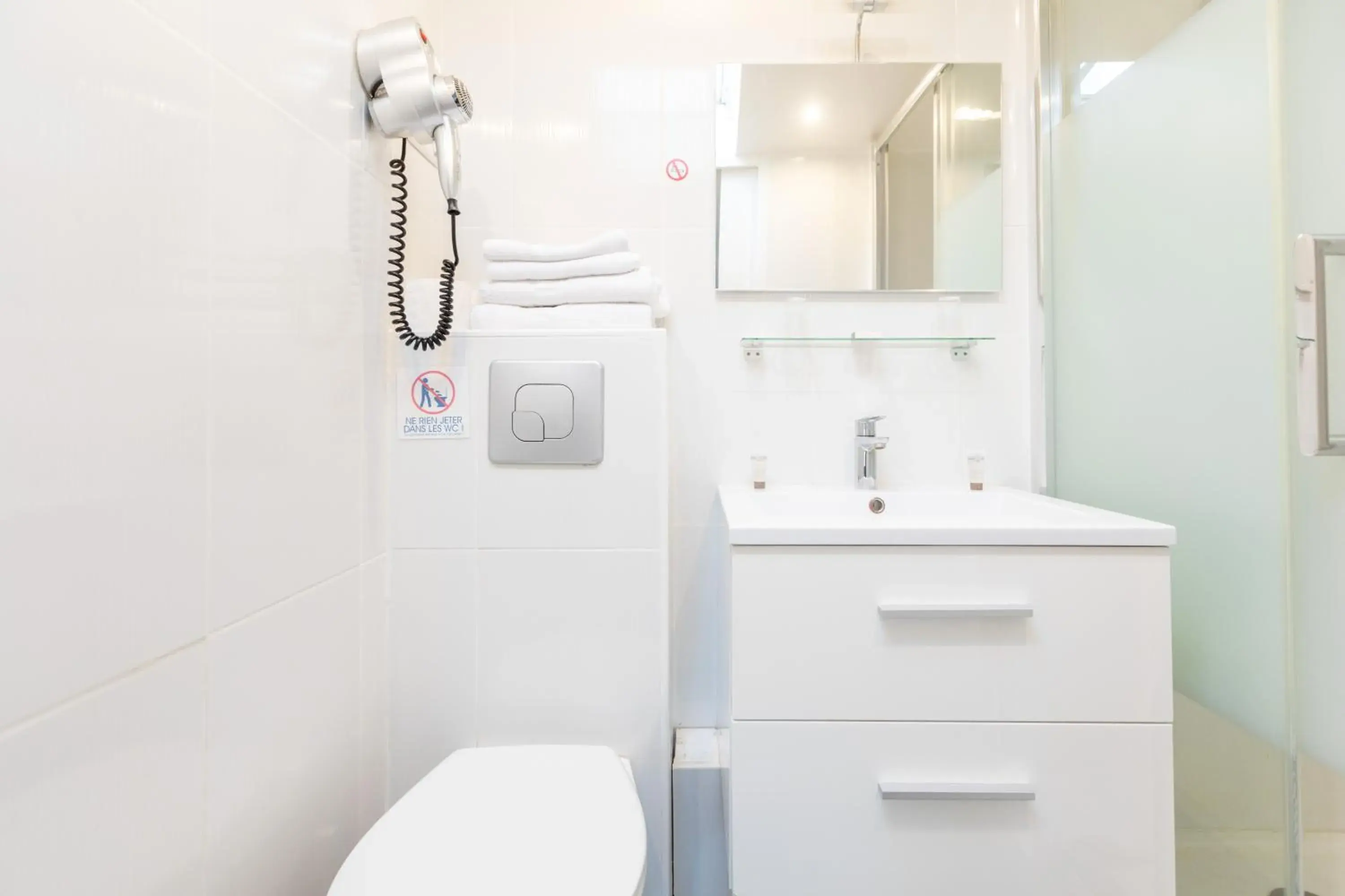 Bathroom in Hotel Edmond Rostand