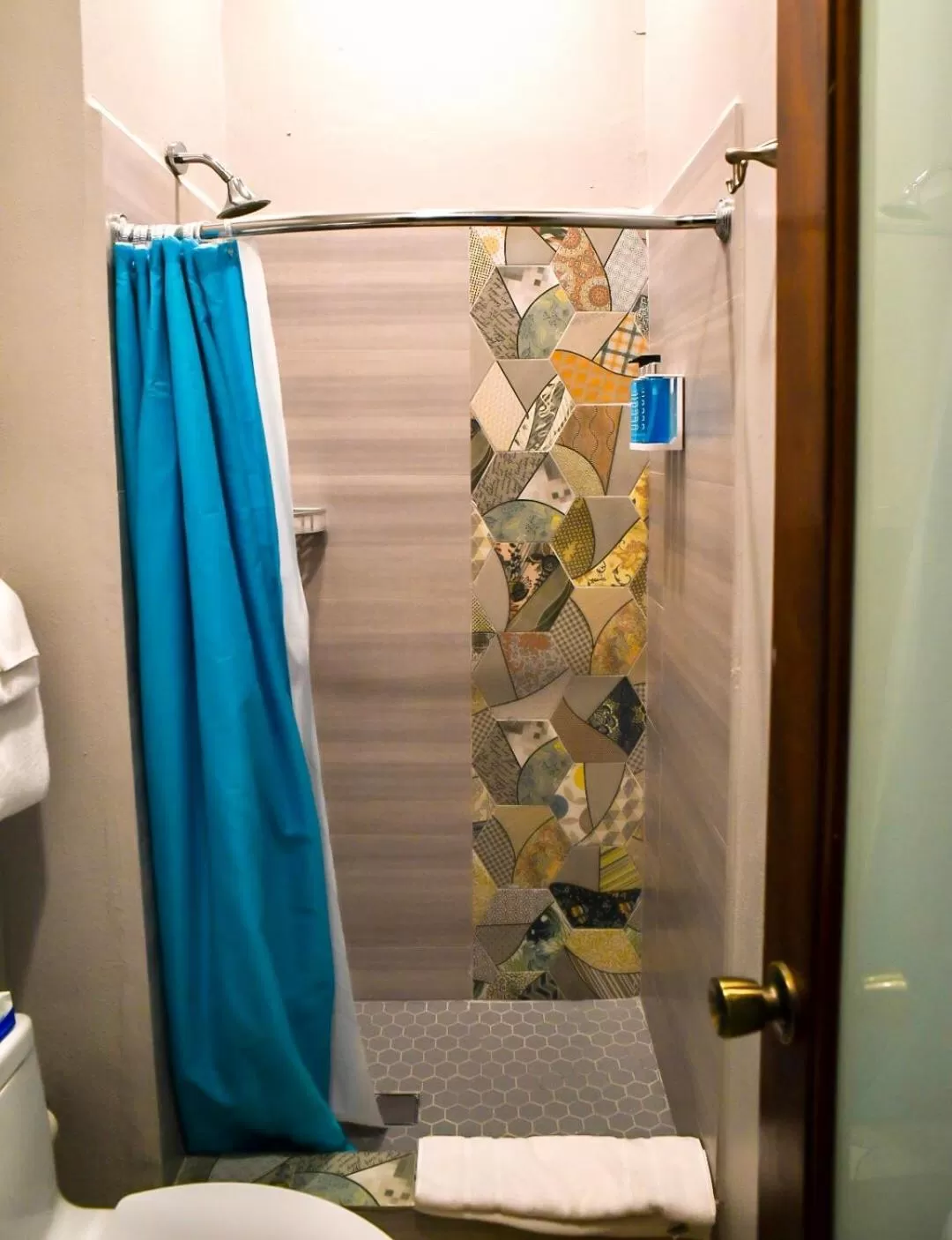 Shower in EL Colonial Open Bar Adults Only