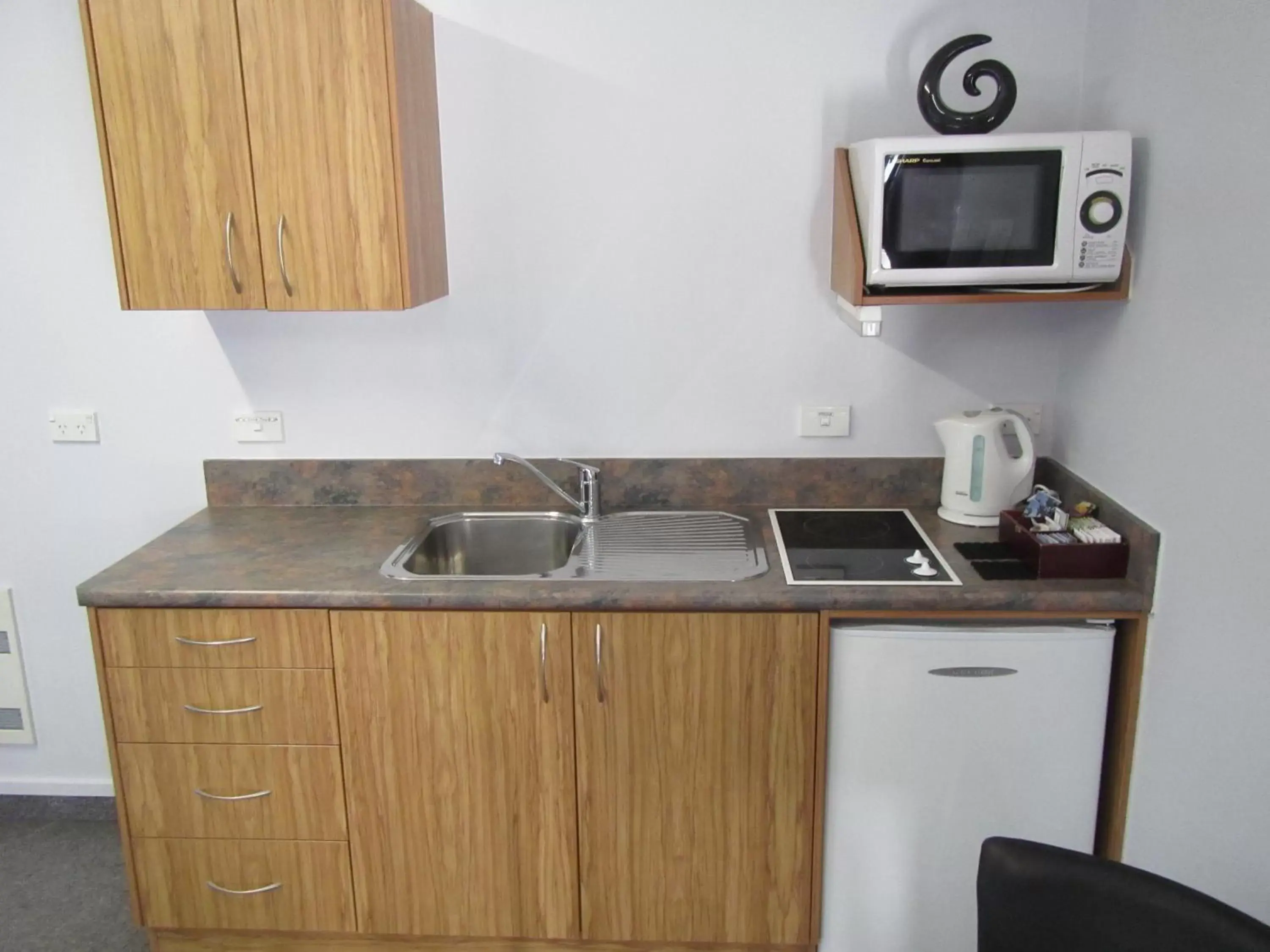 Kitchen or kitchenette, Kitchen/Kitchenette in Arran Motel