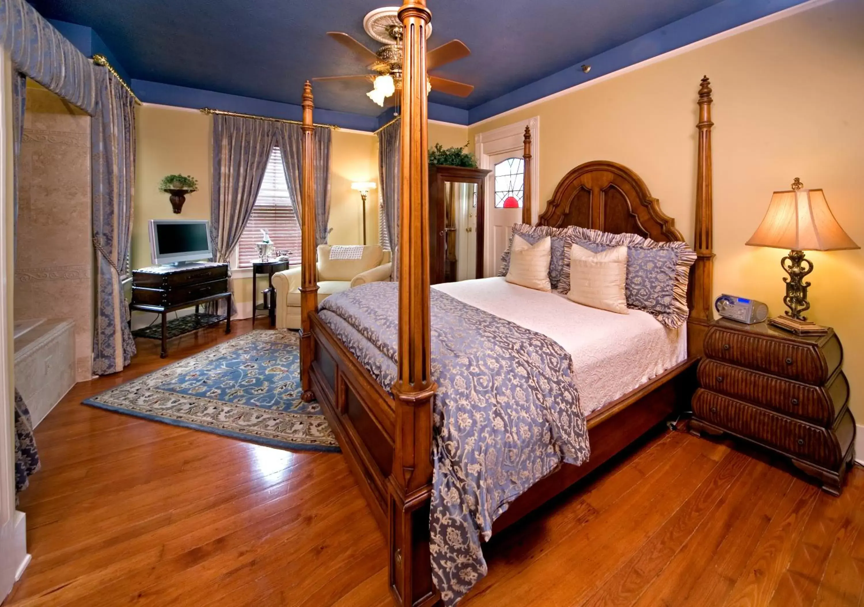 Bed in Cedar House Inn