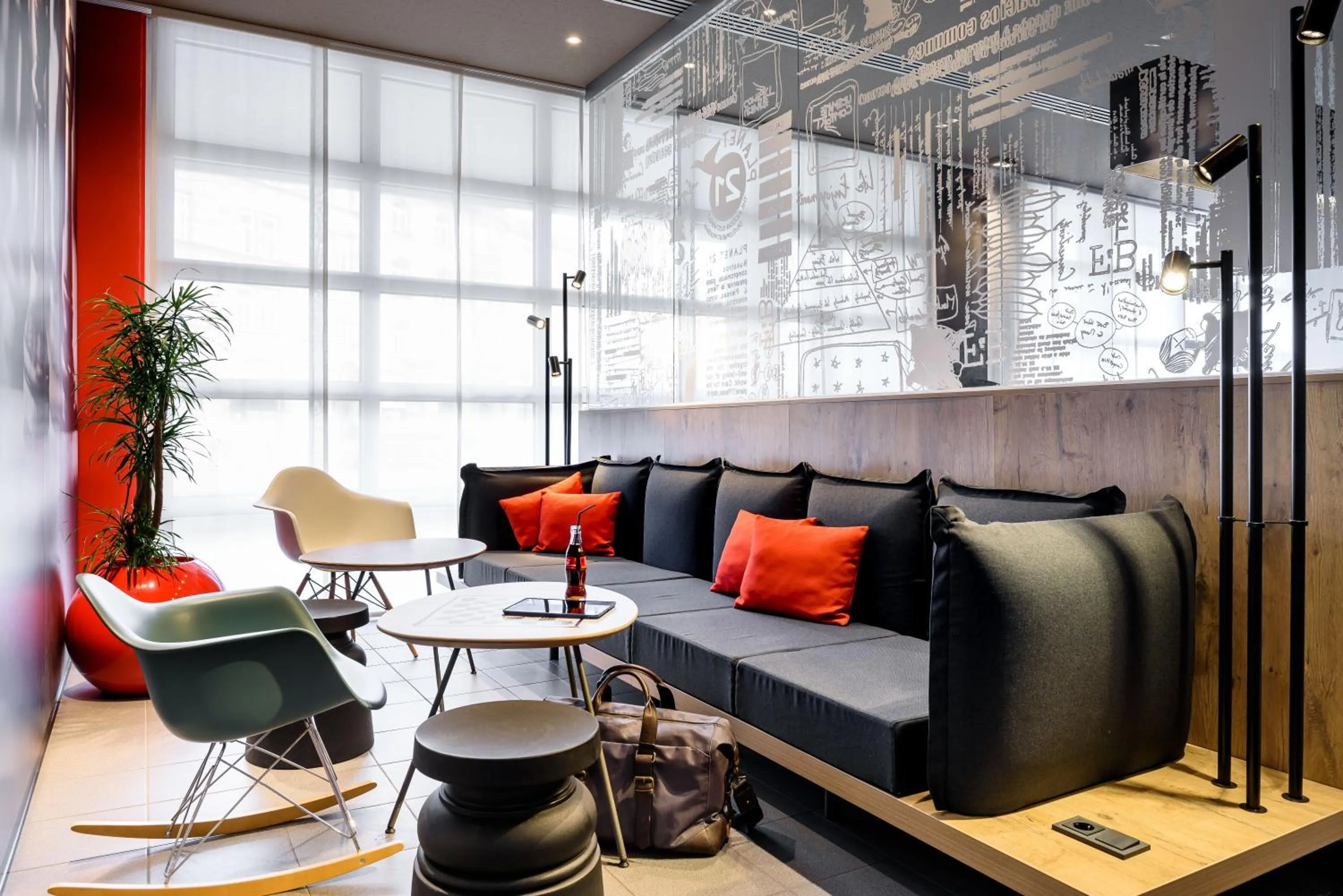 Lobby or reception in ibis Nürnberg City am Plärrer