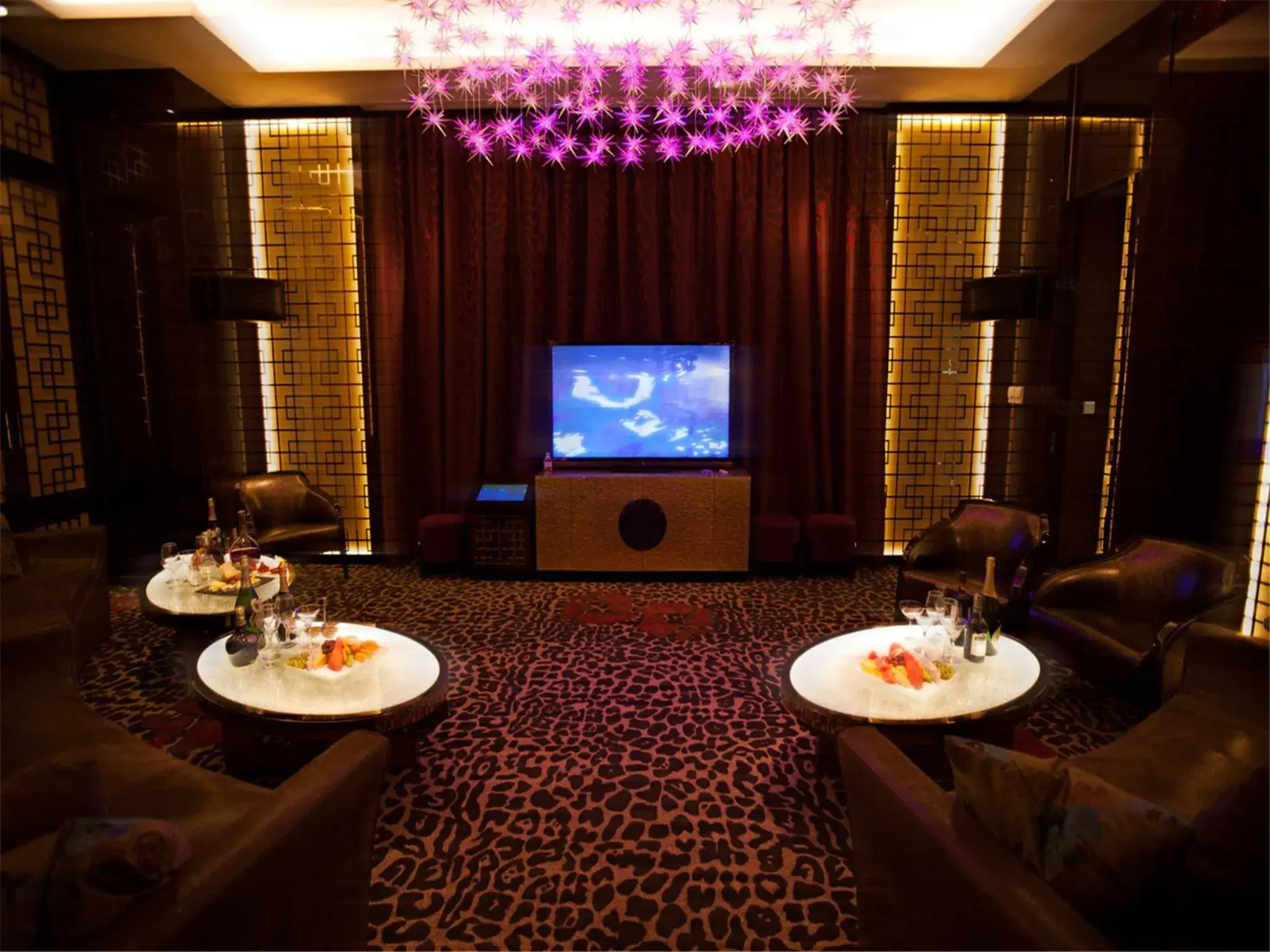 Lounge or bar, TV/Entertainment Center in Hotel Kunlun