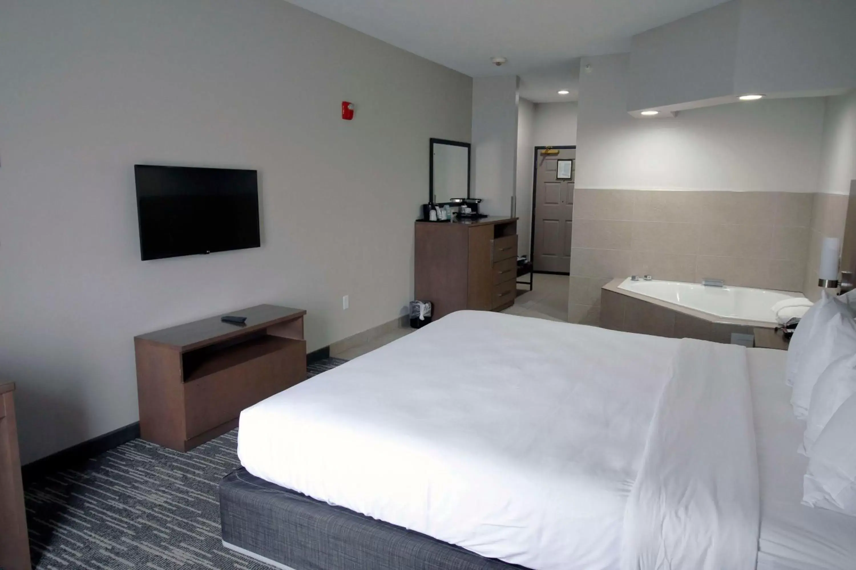 Photo of the whole room, Bed in Country Inn & Suites by Radisson, Council Bluffs, IA