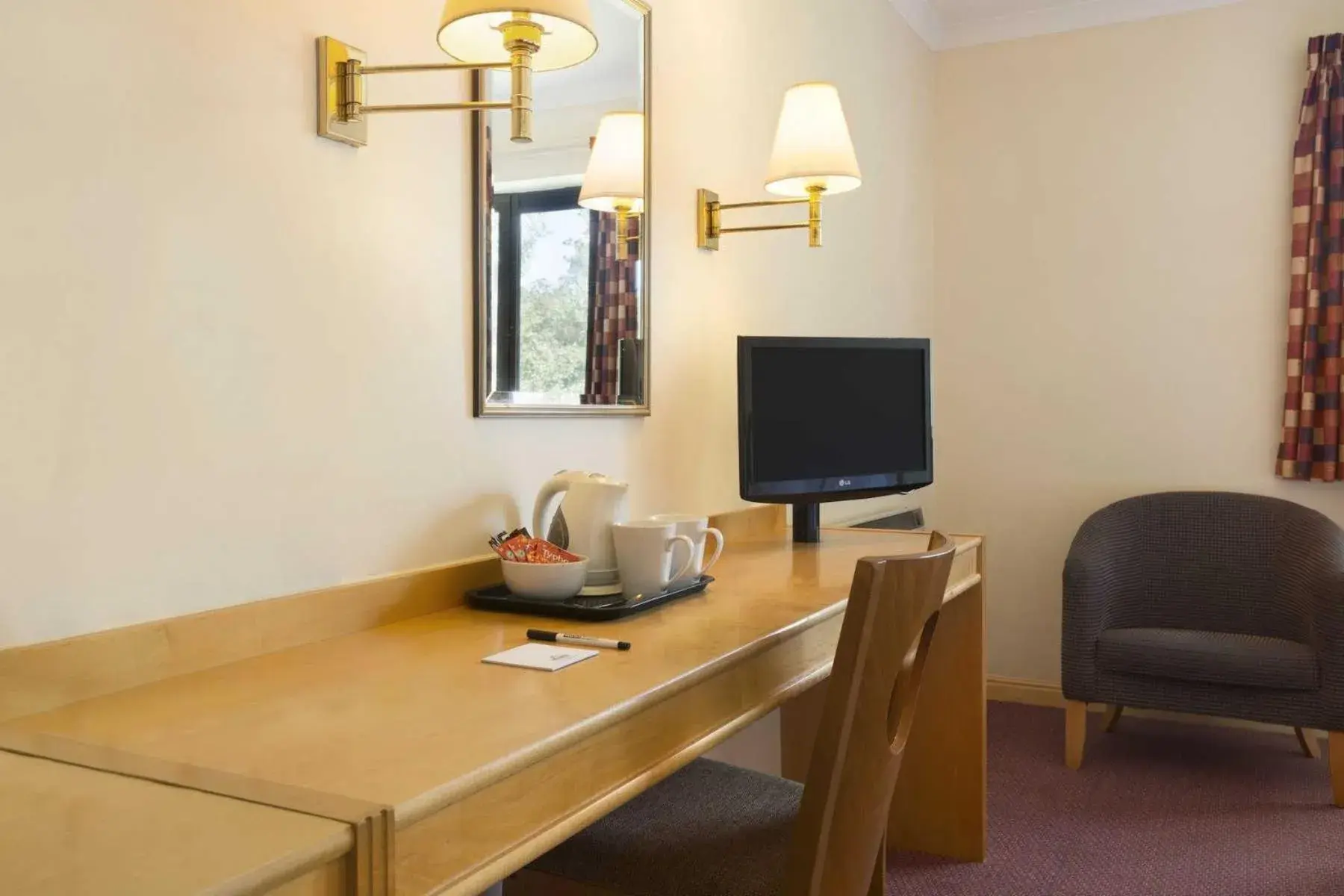 Coffee/tea facilities, TV/Entertainment Center in Days Inn Taunton