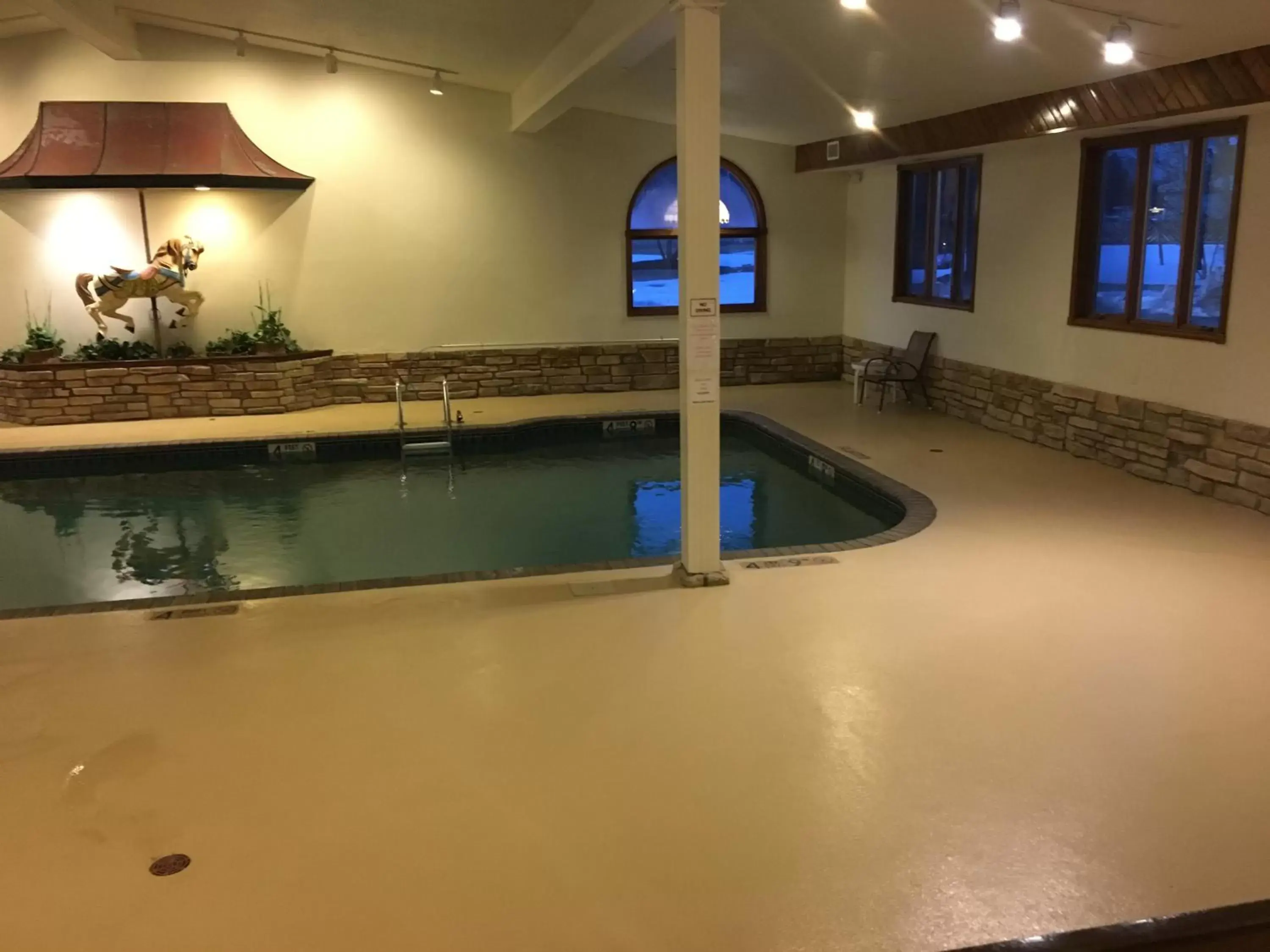 Swimming Pool in Landmark Motor Inn