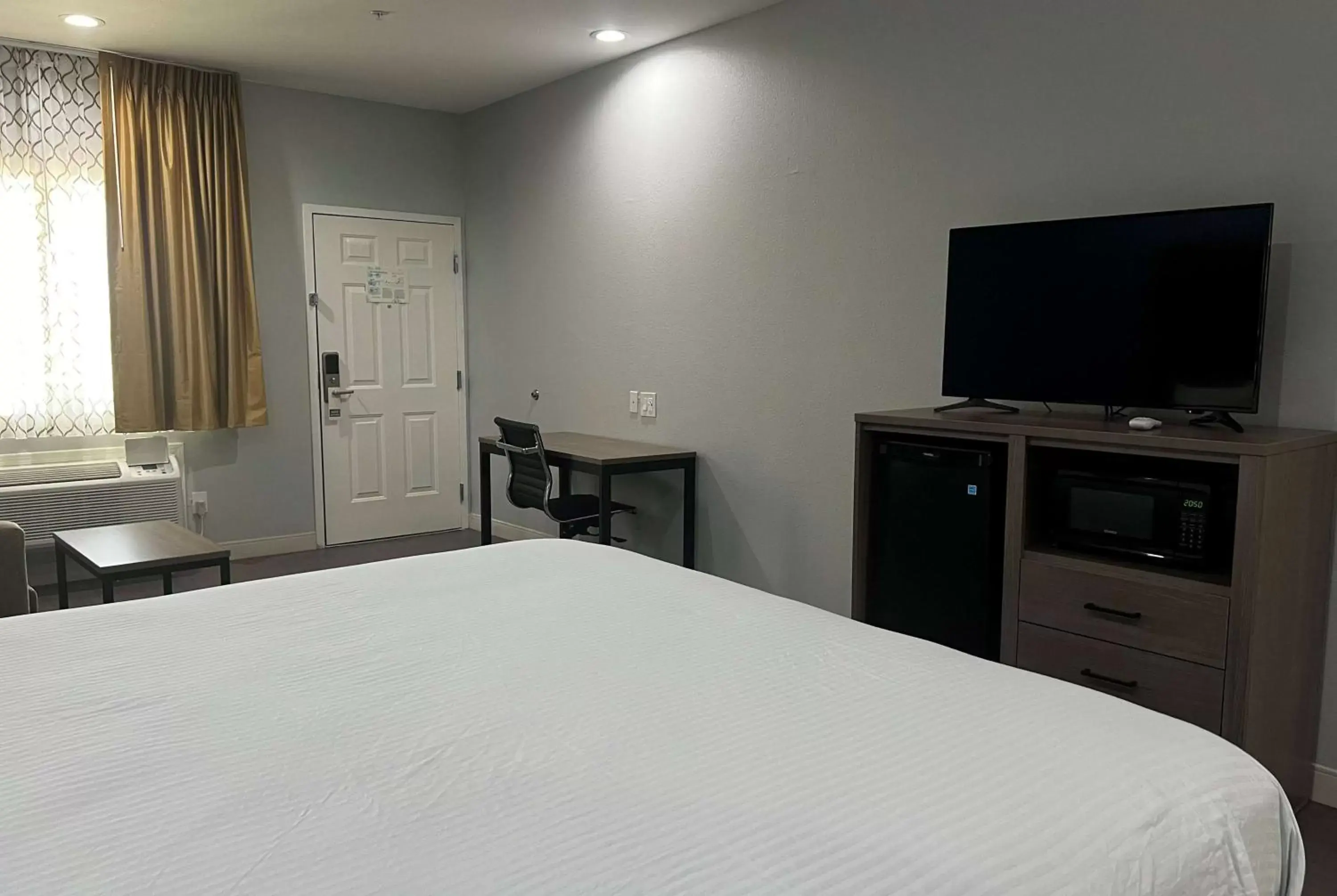 Photo of the whole room, Bed in Baymont by Wyndham Freeport Texas