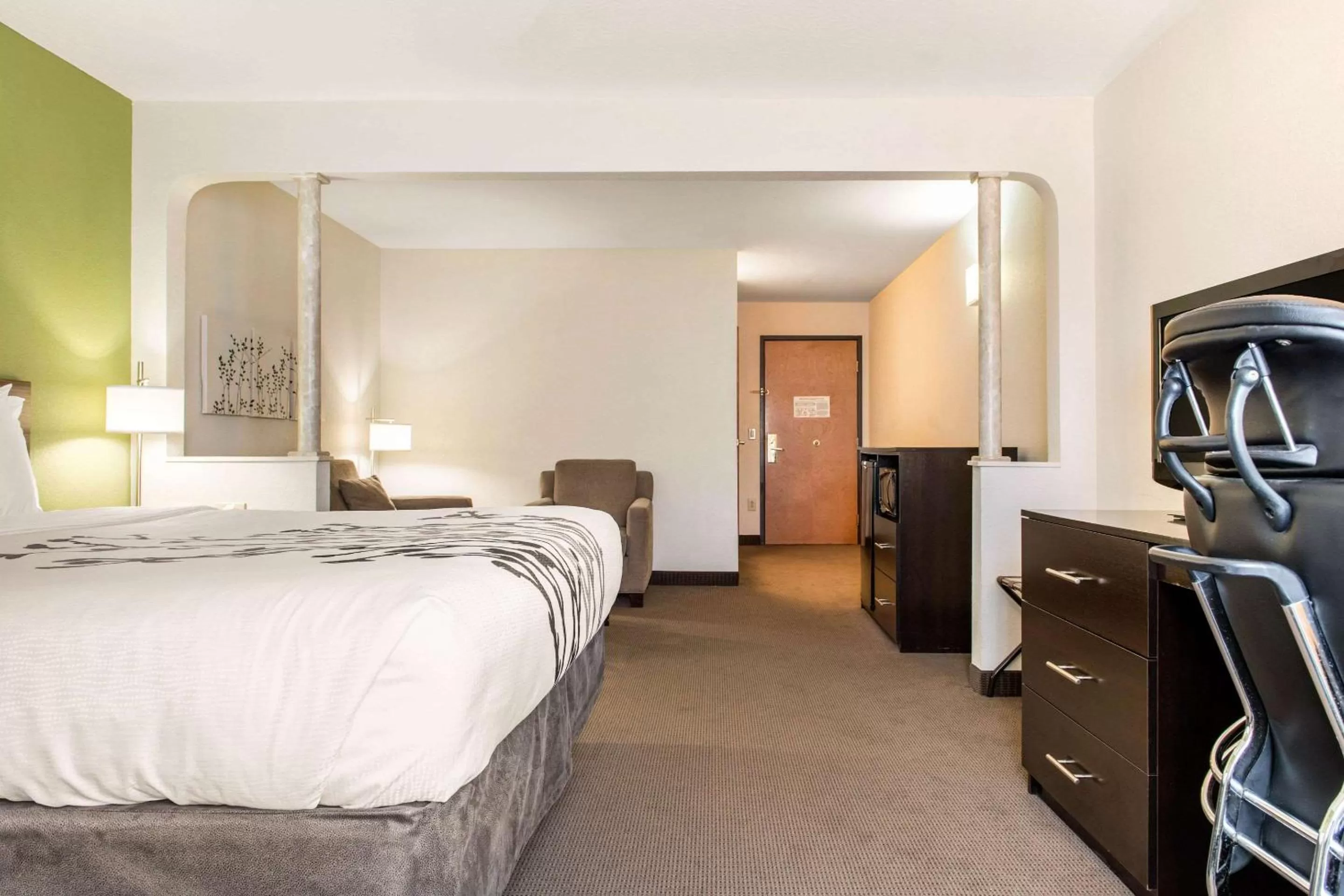 Photo of the whole room, Bed in Sleep Inn & Suites Columbus South