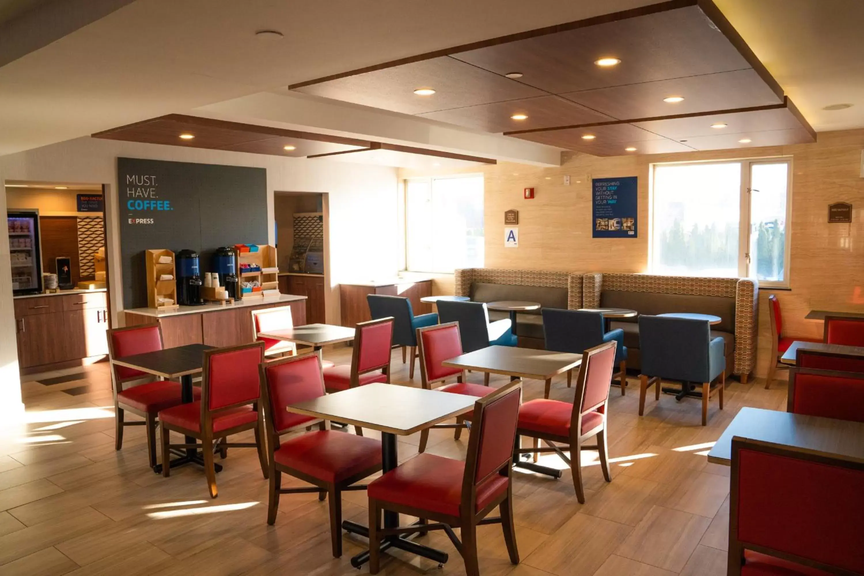 Breakfast, Restaurant/Places to Eat in Holiday Inn Express Maspeth, an IHG Hotel