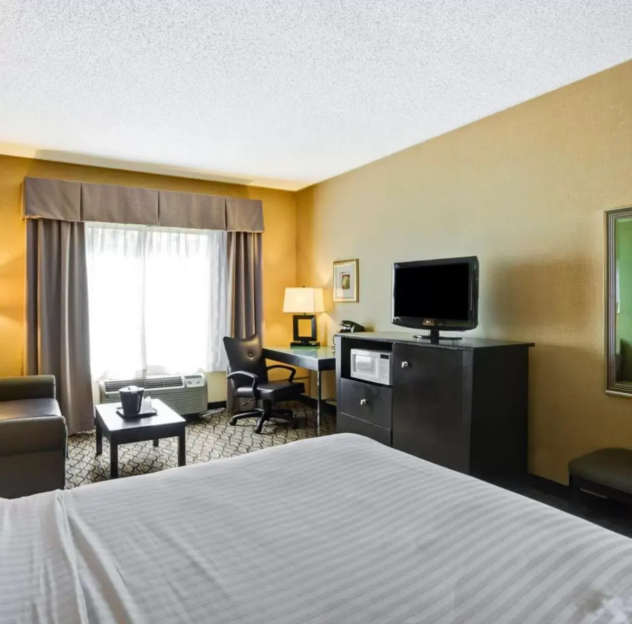 Bedroom, Bed in Holiday Inn Express Hotel & Suites Christiansburg, an IHG Hotel