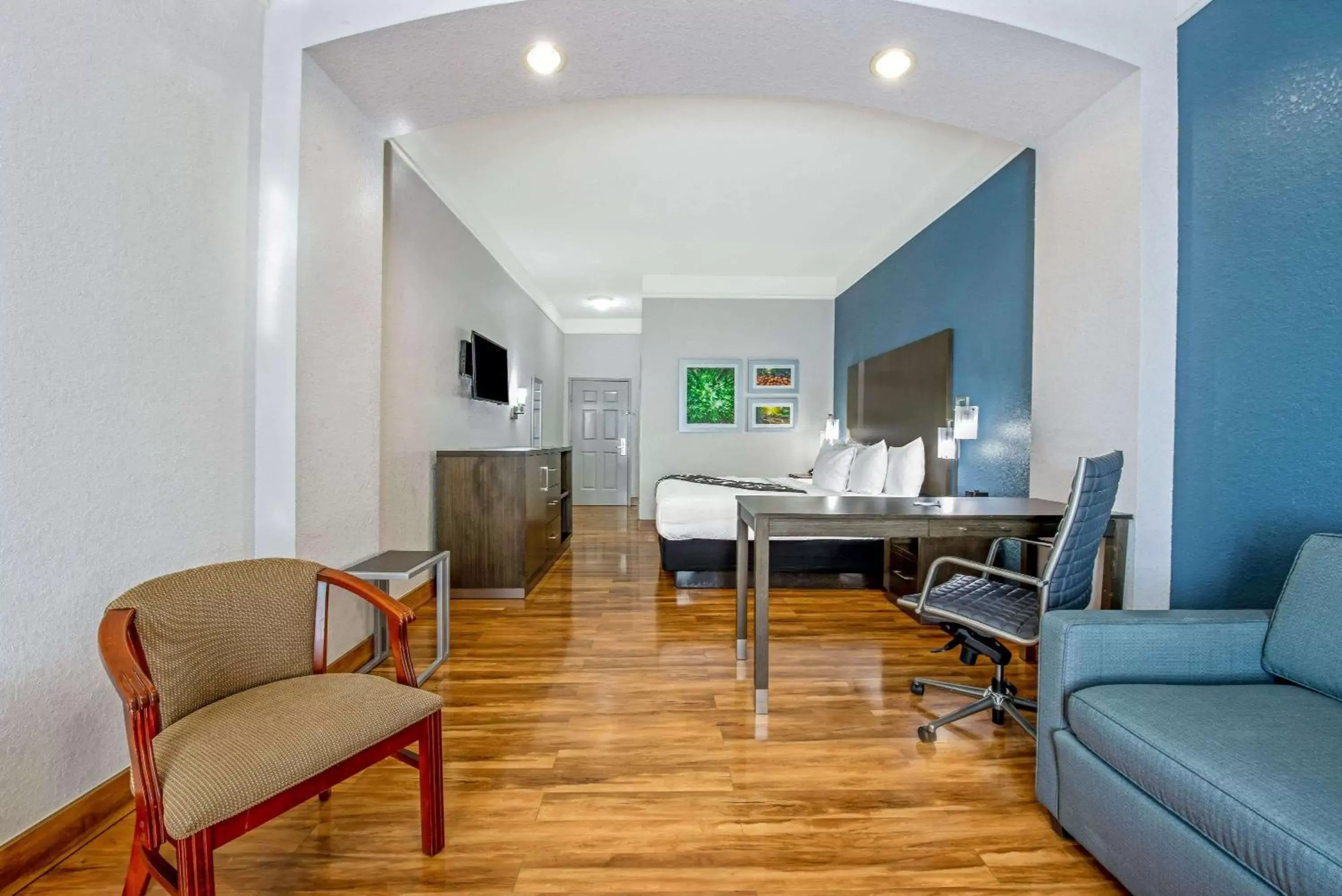 Photo of the whole room, Seating Area in La Quinta Inn & Suite Kingwood Houston IAH Airport 53200