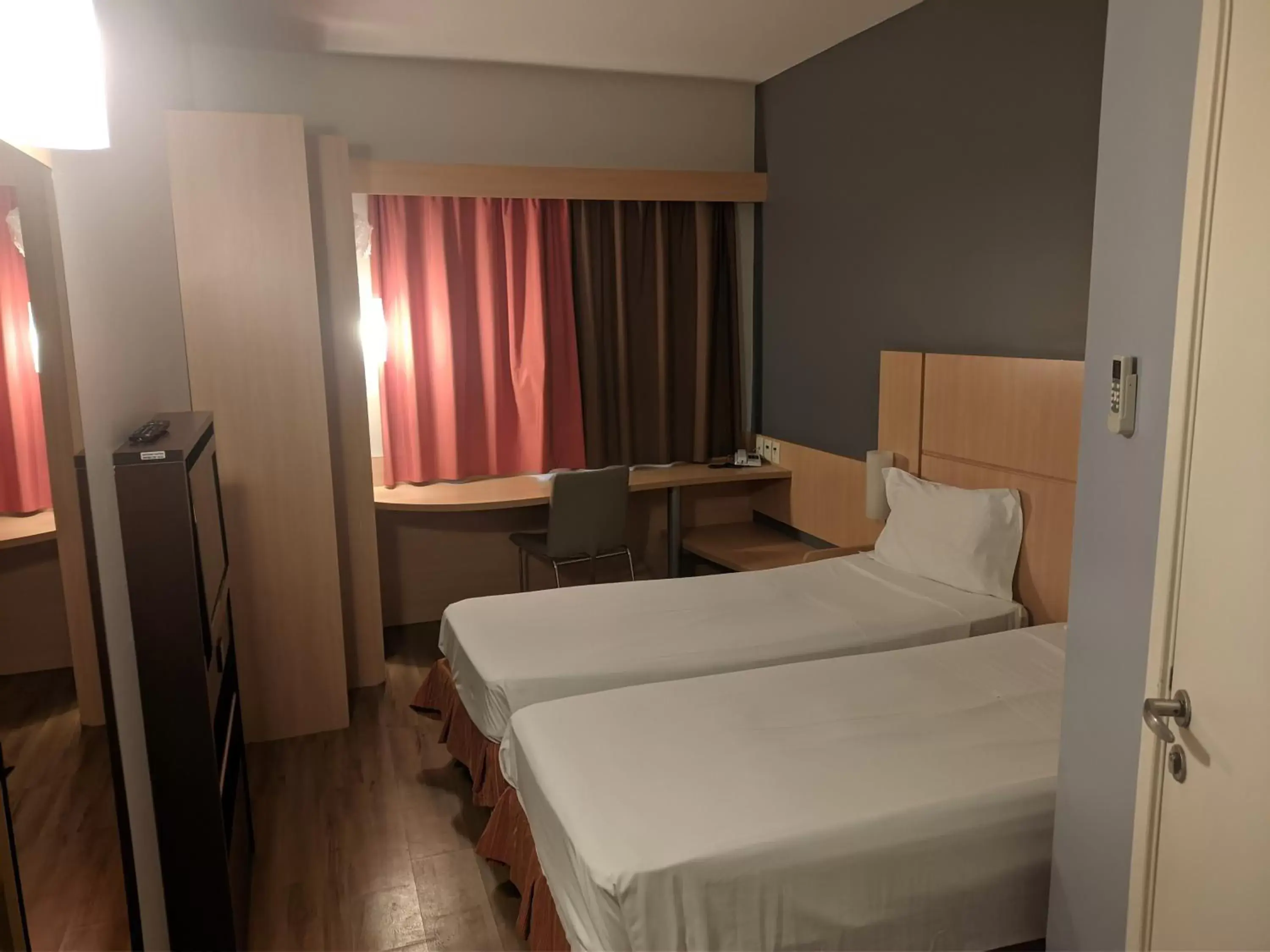 Bedroom, Bed in ibis Montes Claros Shopping