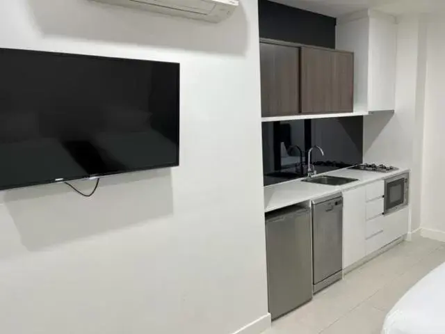 Kitchen/Kitchenette in Whitehorse Apartments Hotel