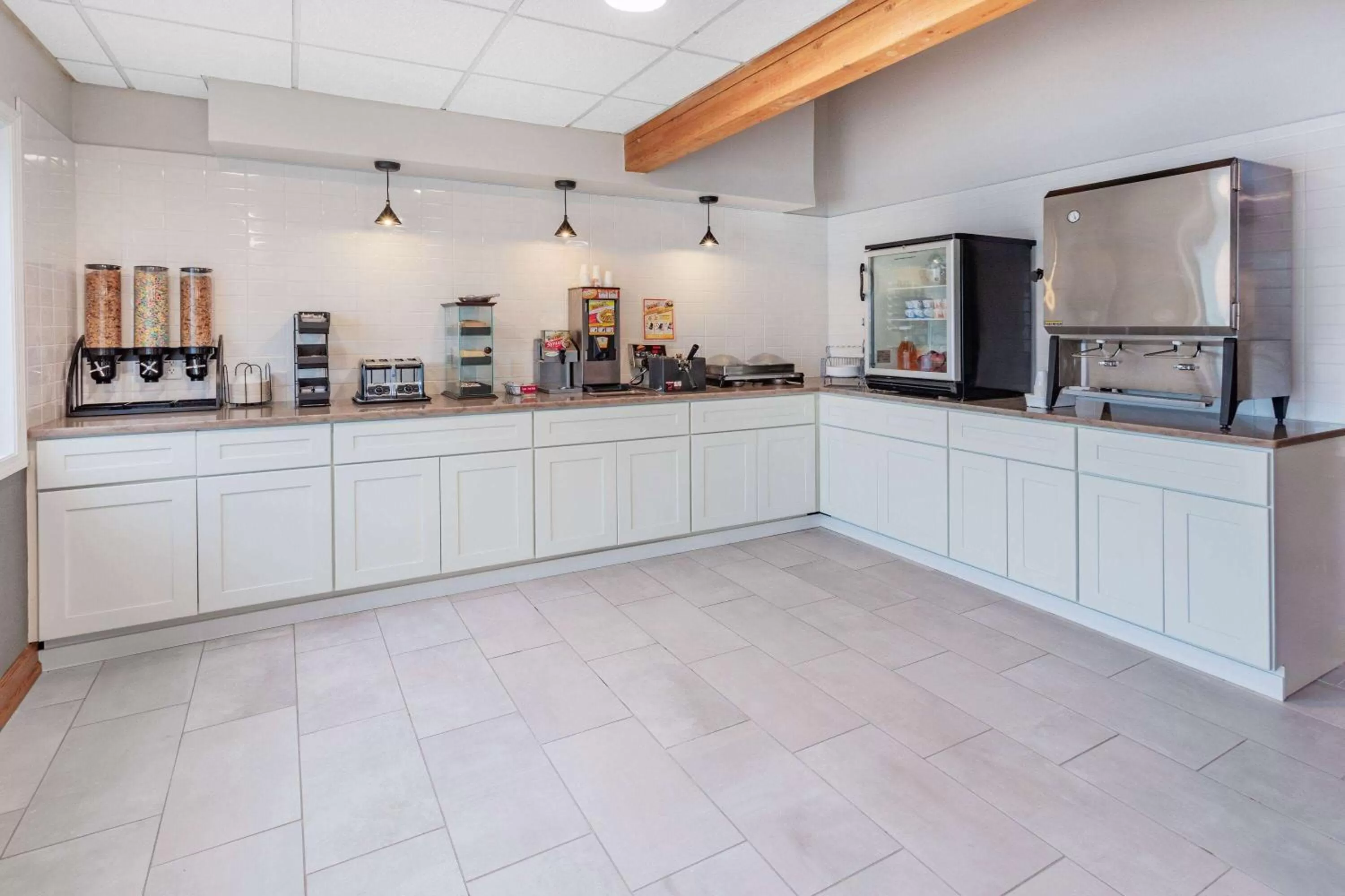 Breakfast, Kitchen/Kitchenette in Baymont by Wyndham Brooklyn Center