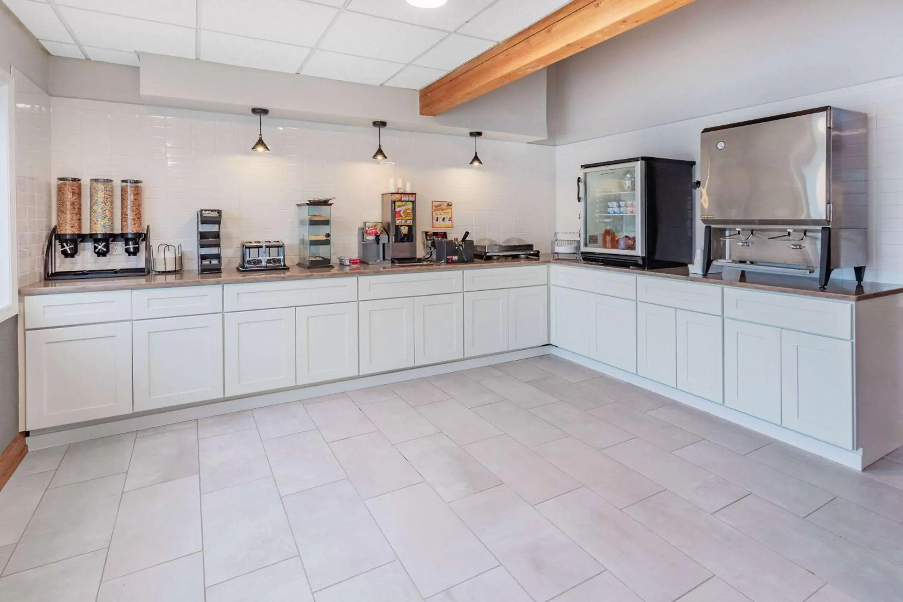 Breakfast, Kitchen/Kitchenette in Baymont by Wyndham Brooklyn Center Breakfast, Kitchen/Kitchenette in Baymont by Wyndham Brooklyn Center