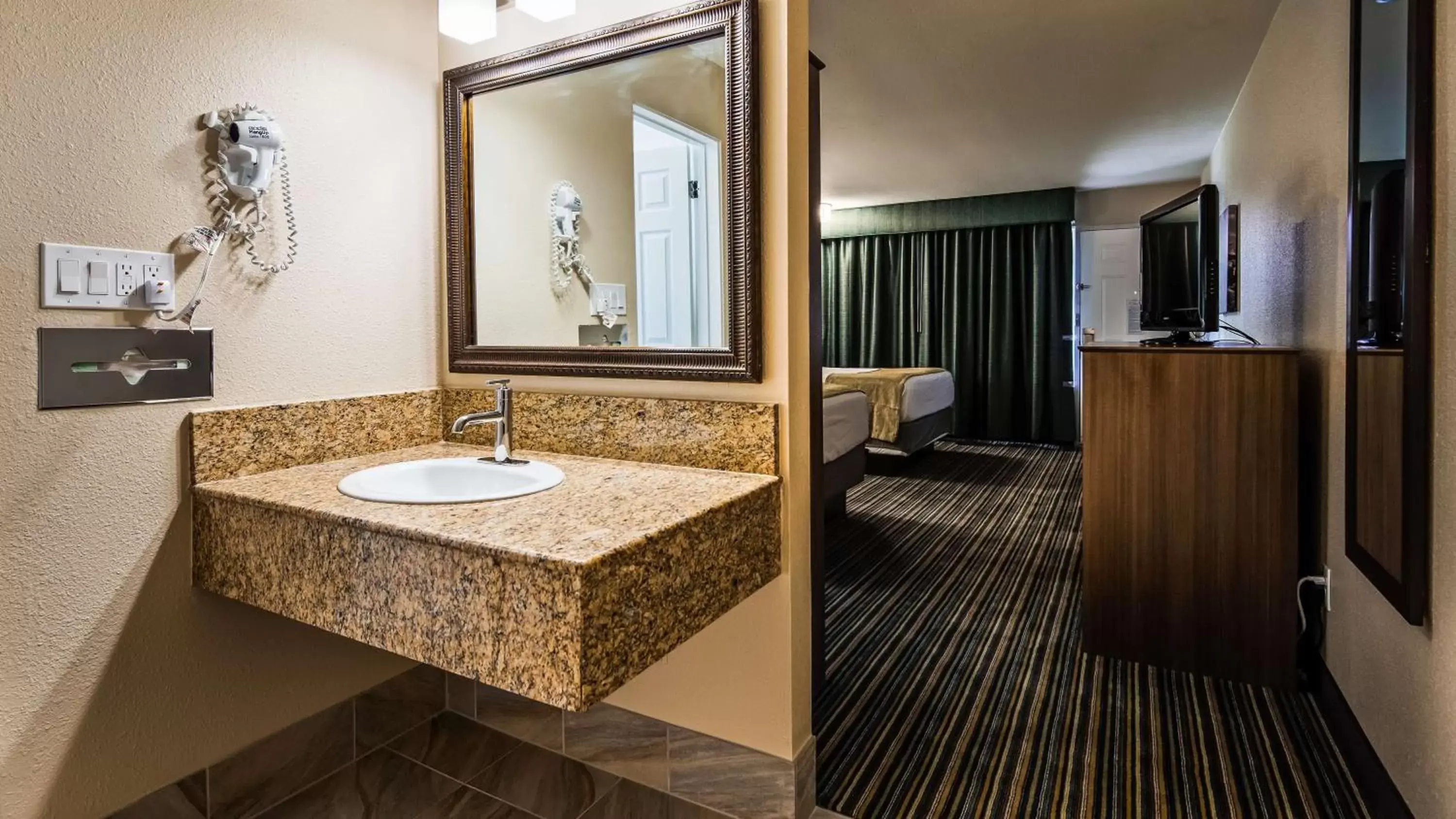 Photo of the whole room, Bathroom in Best Western Paradise Inn
