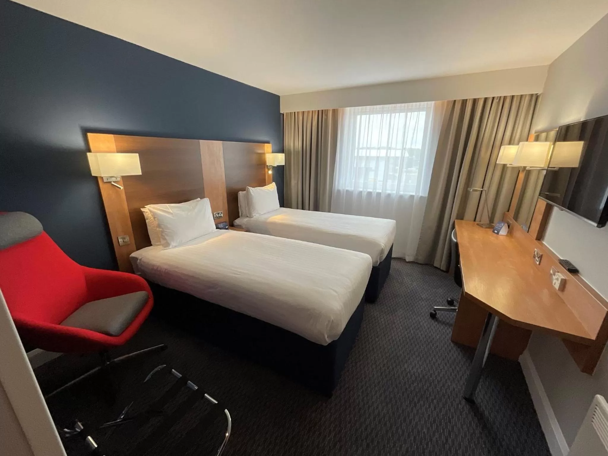 Photo of the whole room, Bed in Holiday Inn Express Nuneaton by IHG