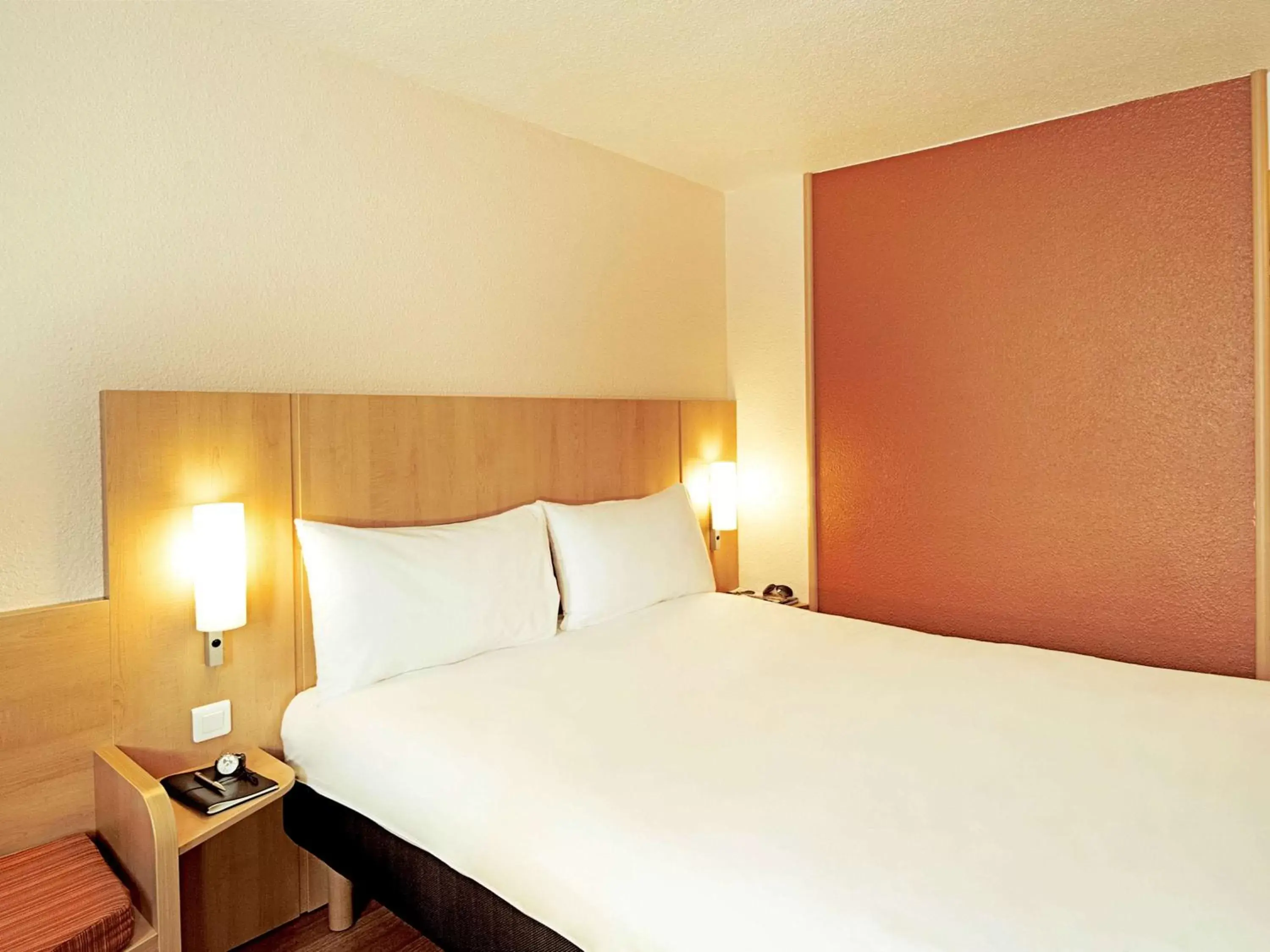 Photo of the whole room, Bed in ibis Toulouse Pont Jumeaux