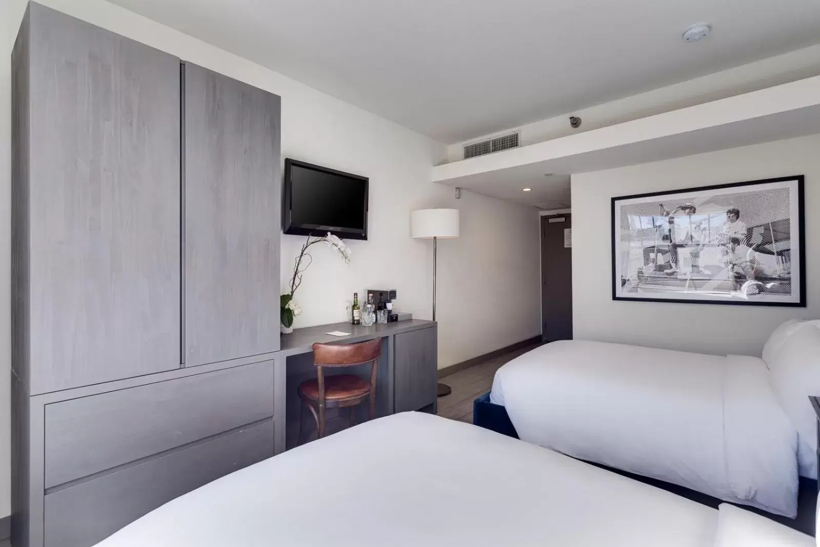 Bedroom, TV/Entertainment Center in Clinton Hotel South Beach