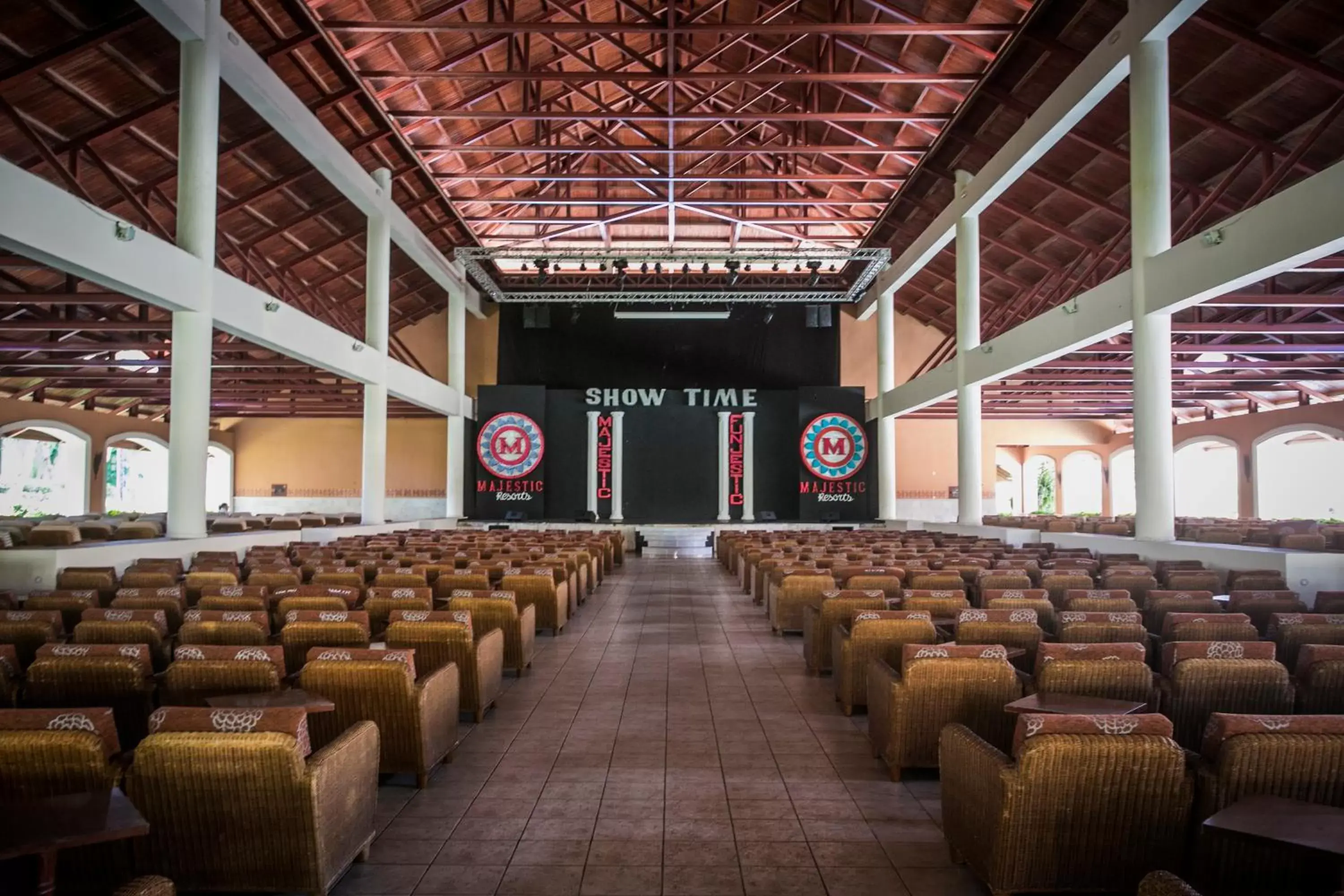 Evening entertainment in Majestic Colonial Punta Cana - All Inclusive