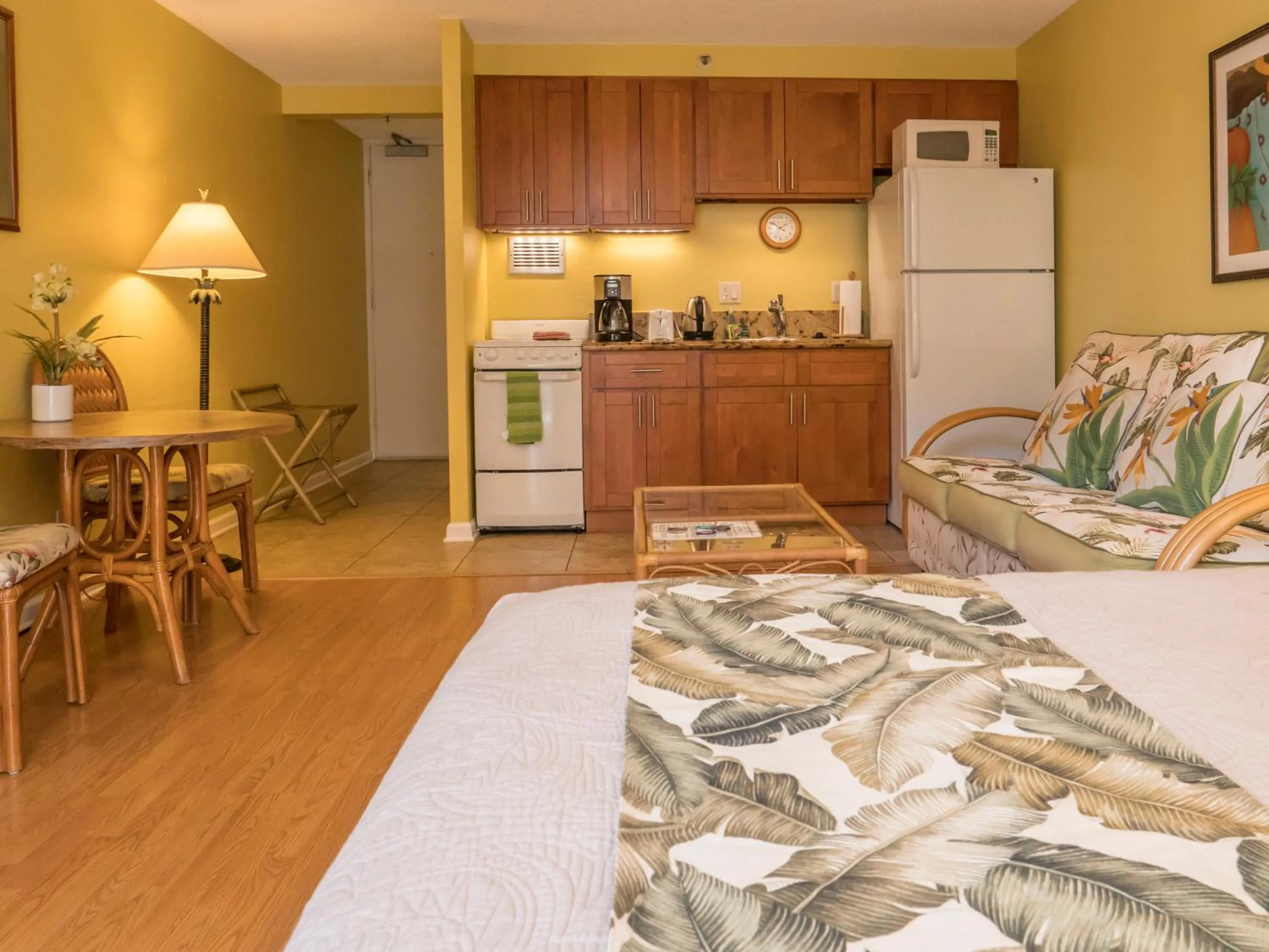 Tropical Studios at Marine Surf Waikiki - FREE PARKING - BEST LOCATION - FULL KITCHEN - SWIMMING POOL