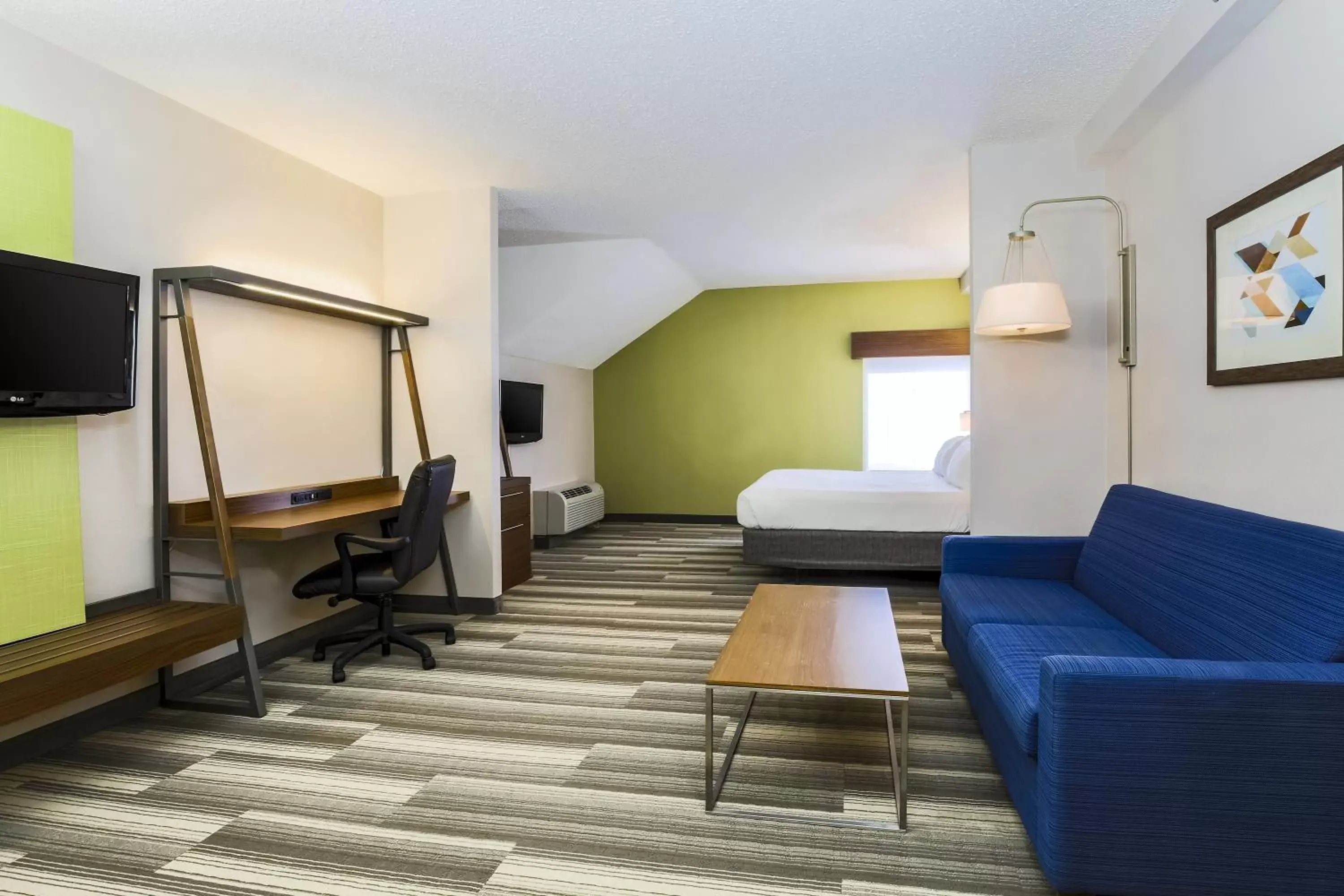 Photo of the whole room, Seating Area in Holiday Inn Express Philadelphia NE - Langhorne, an IHG Hotel