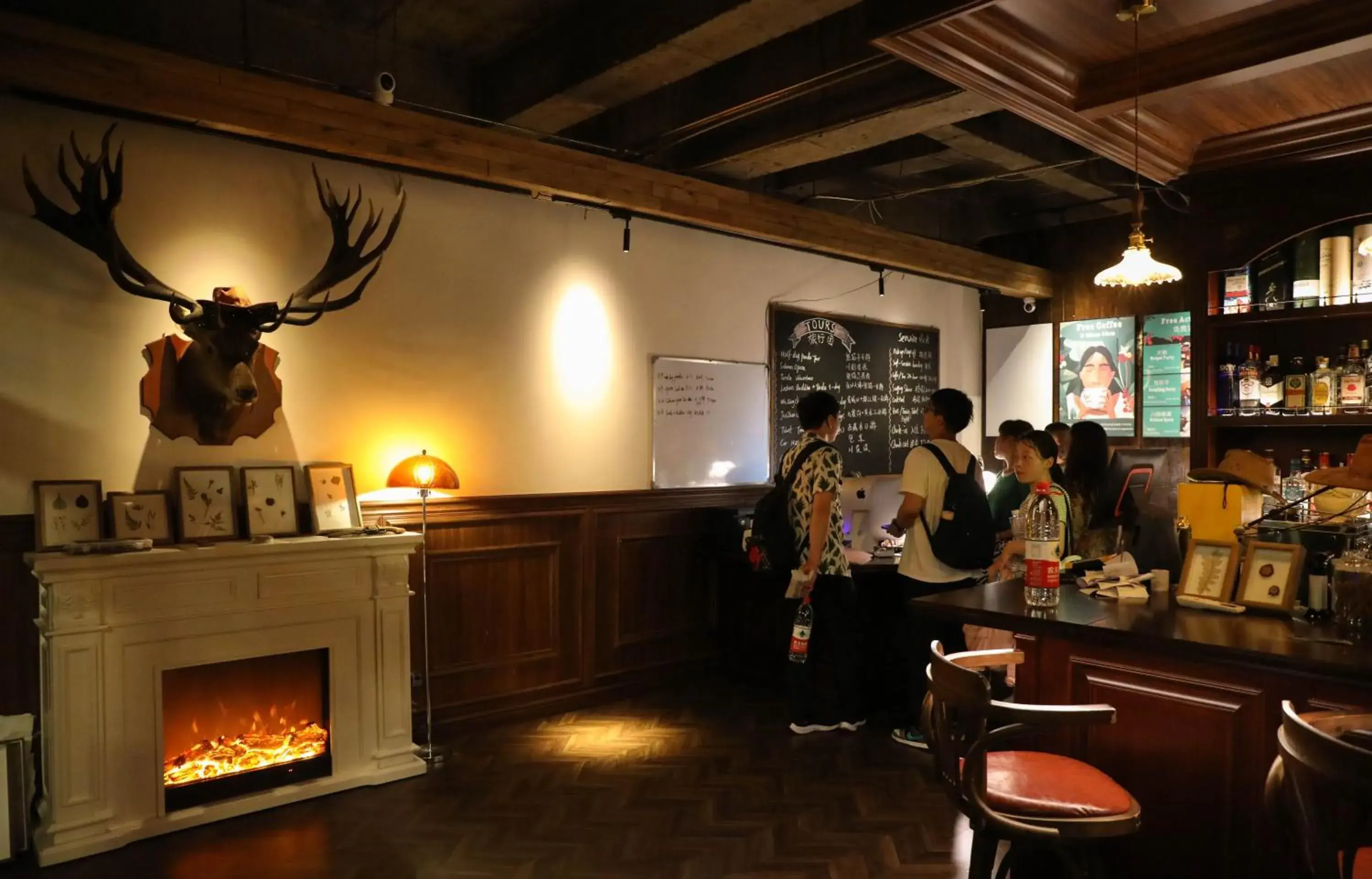 Lobby or reception in SONDERIA Lazybones Hostel- Wenshu Temple Side, Chill Hostel with All-Day Brunch, Travel Agency in English & Local Bar Vibes Lobby or reception in SONDERIA Lazybones Hostel- Wenshu Temple Side, Chill Hostel with All-Day Brunch, Travel Agency in English & Local Bar Vibes