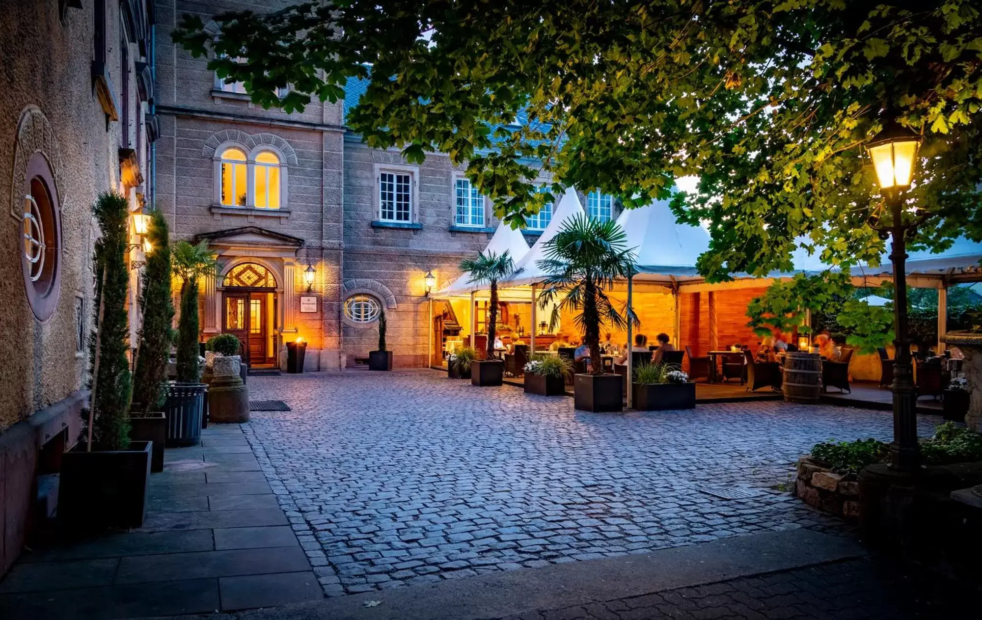 Restaurant/places to eat, Property Building in Hotel Schloss Edesheim