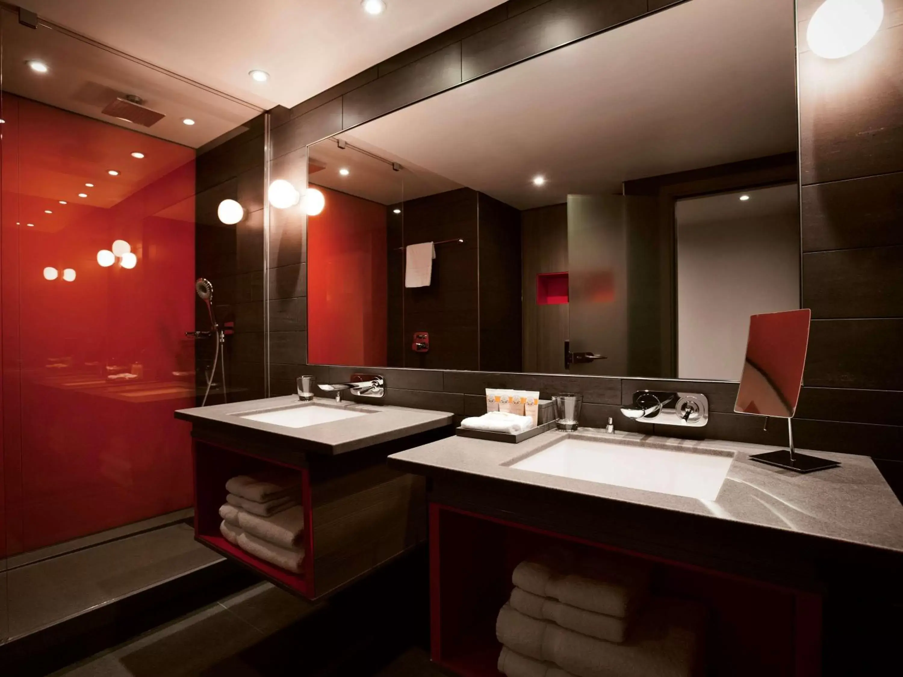 Photo of the whole room, Bathroom in Pullman London St Pancras