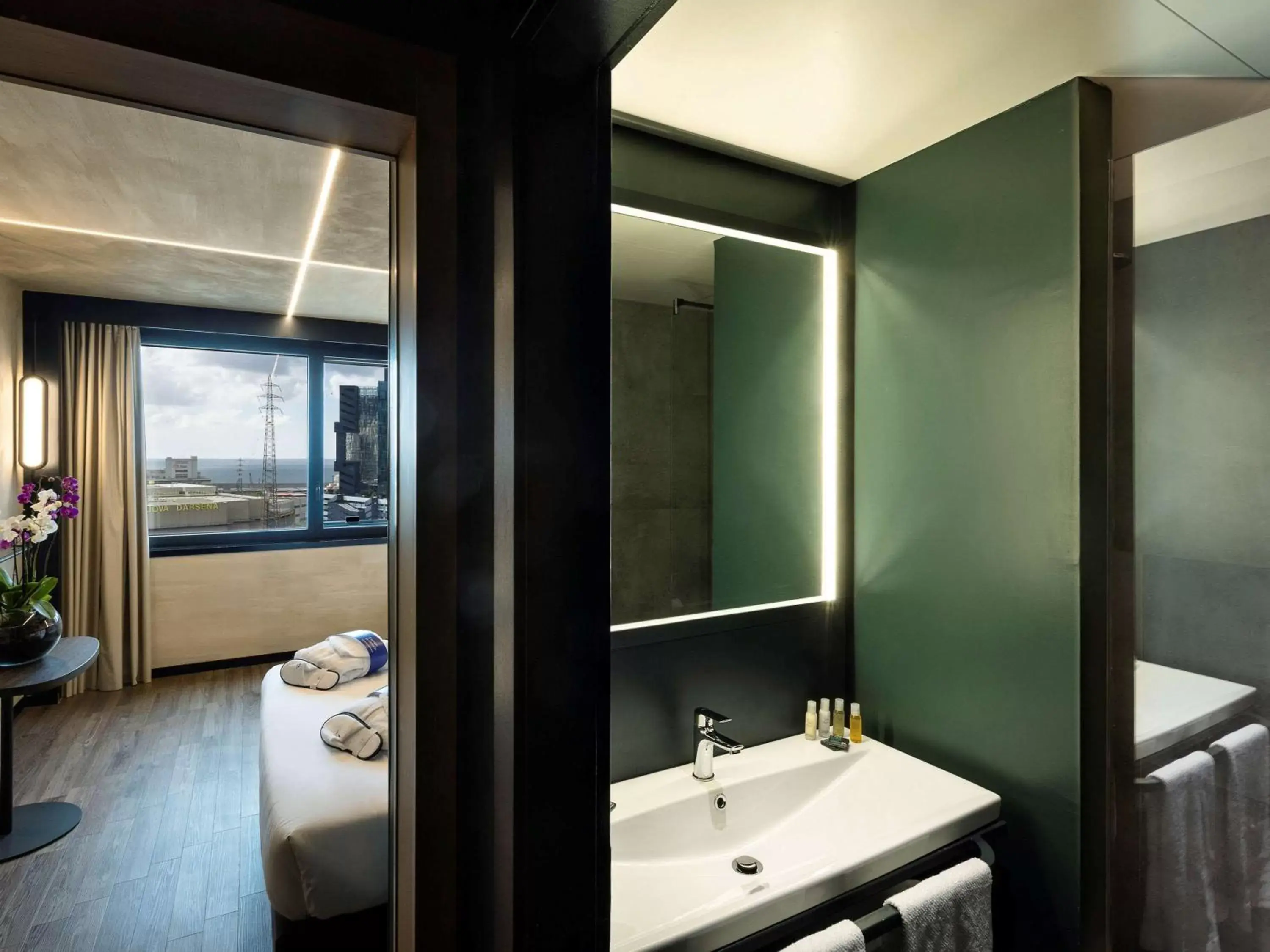 Bedroom, Bathroom in Hotel Novotel Genova City