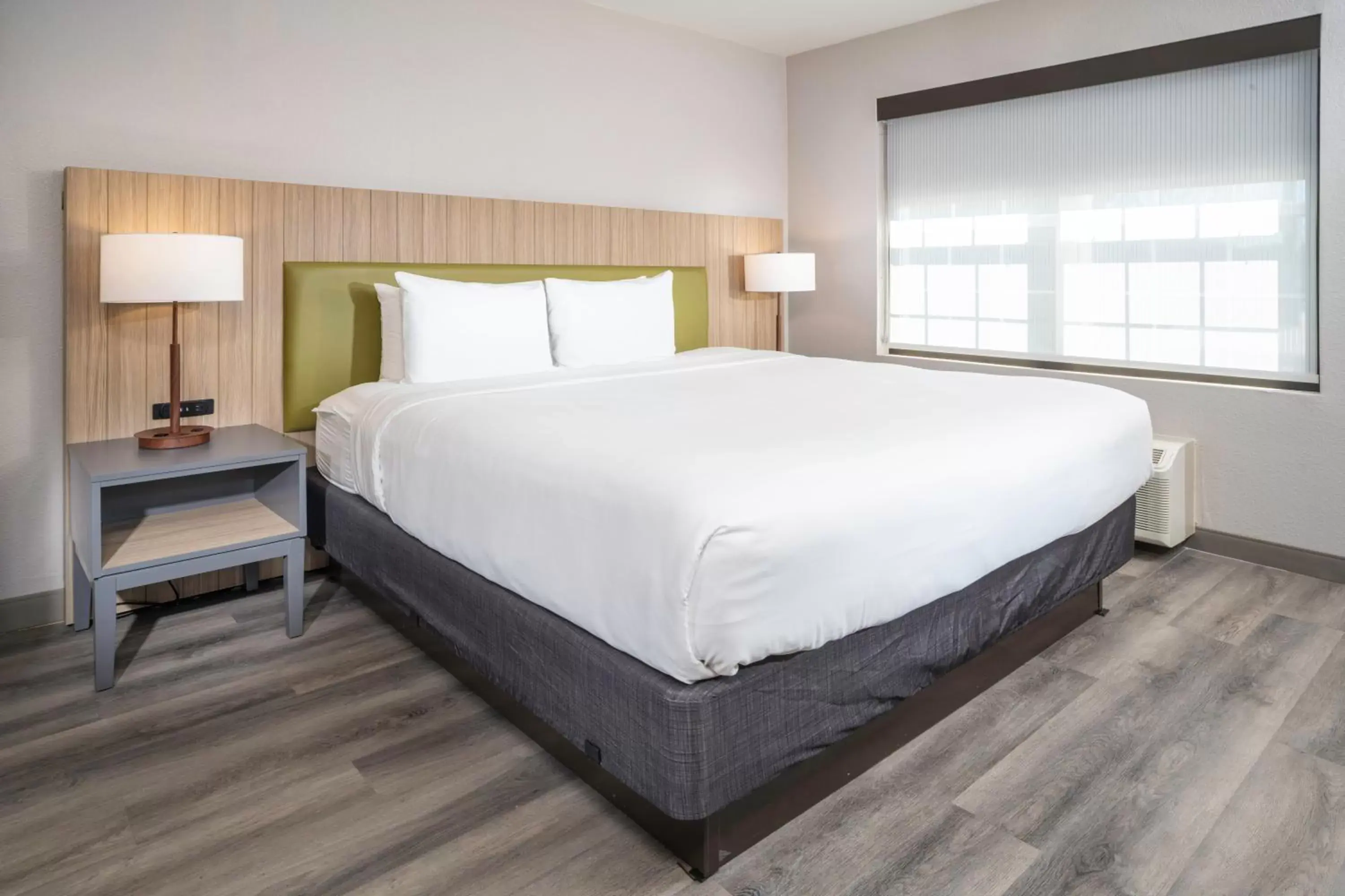 Bed in Country Inn & Suites by Radisson, Stone Mountain, GA