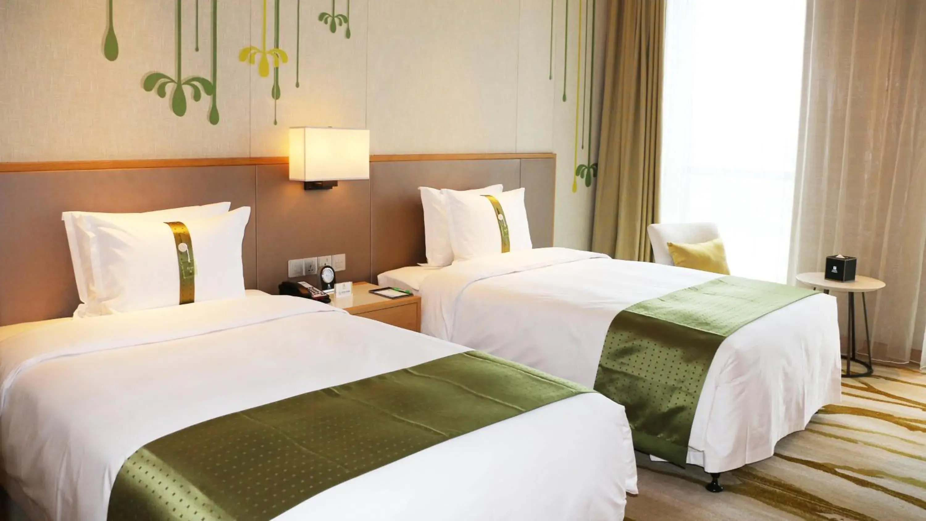 Photo of the whole room, Bed in Holiday Inn Chengdu Qinhuang, an IHG Hotel