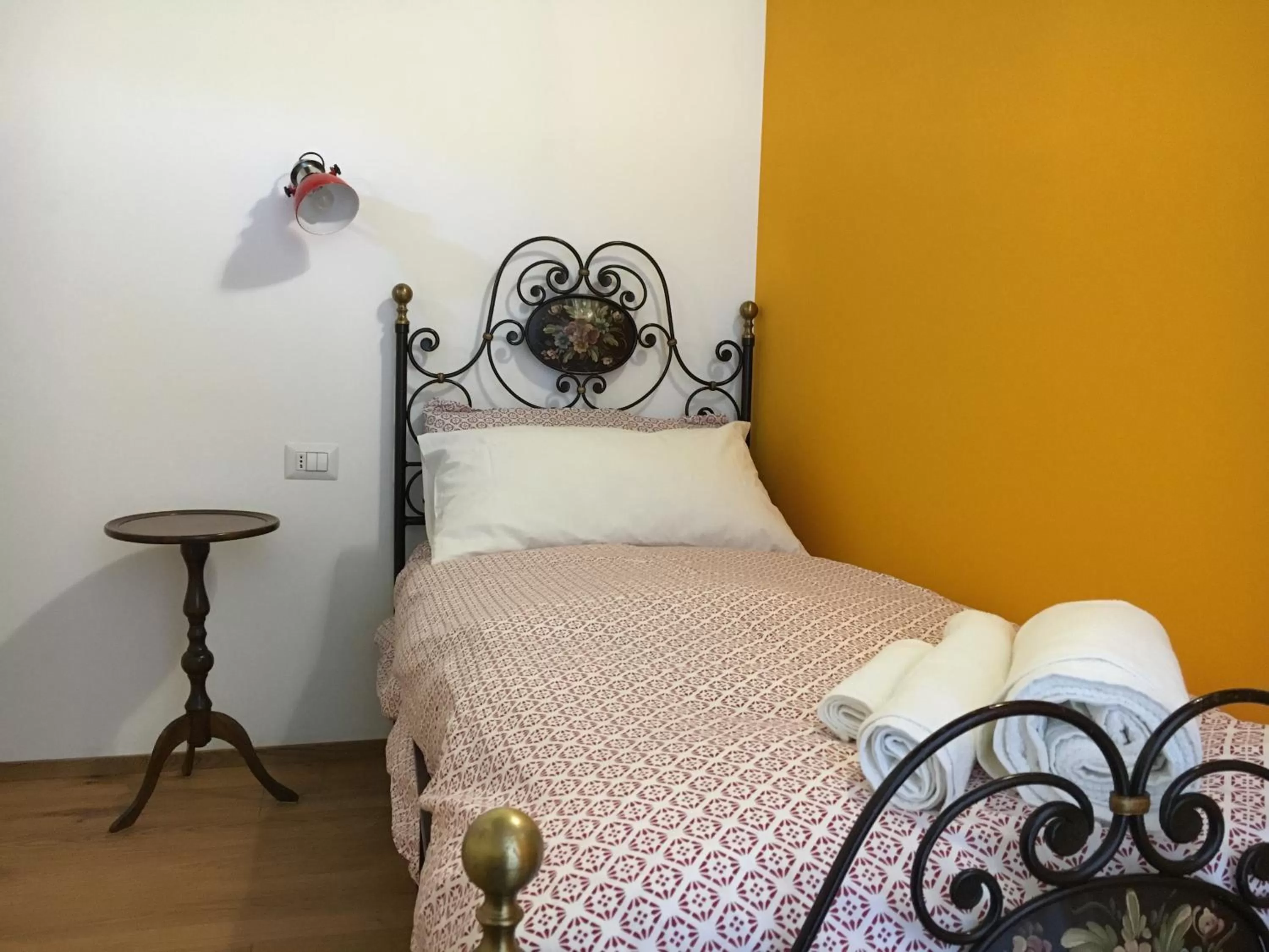 Photo of the whole room, Bed in Elleboro