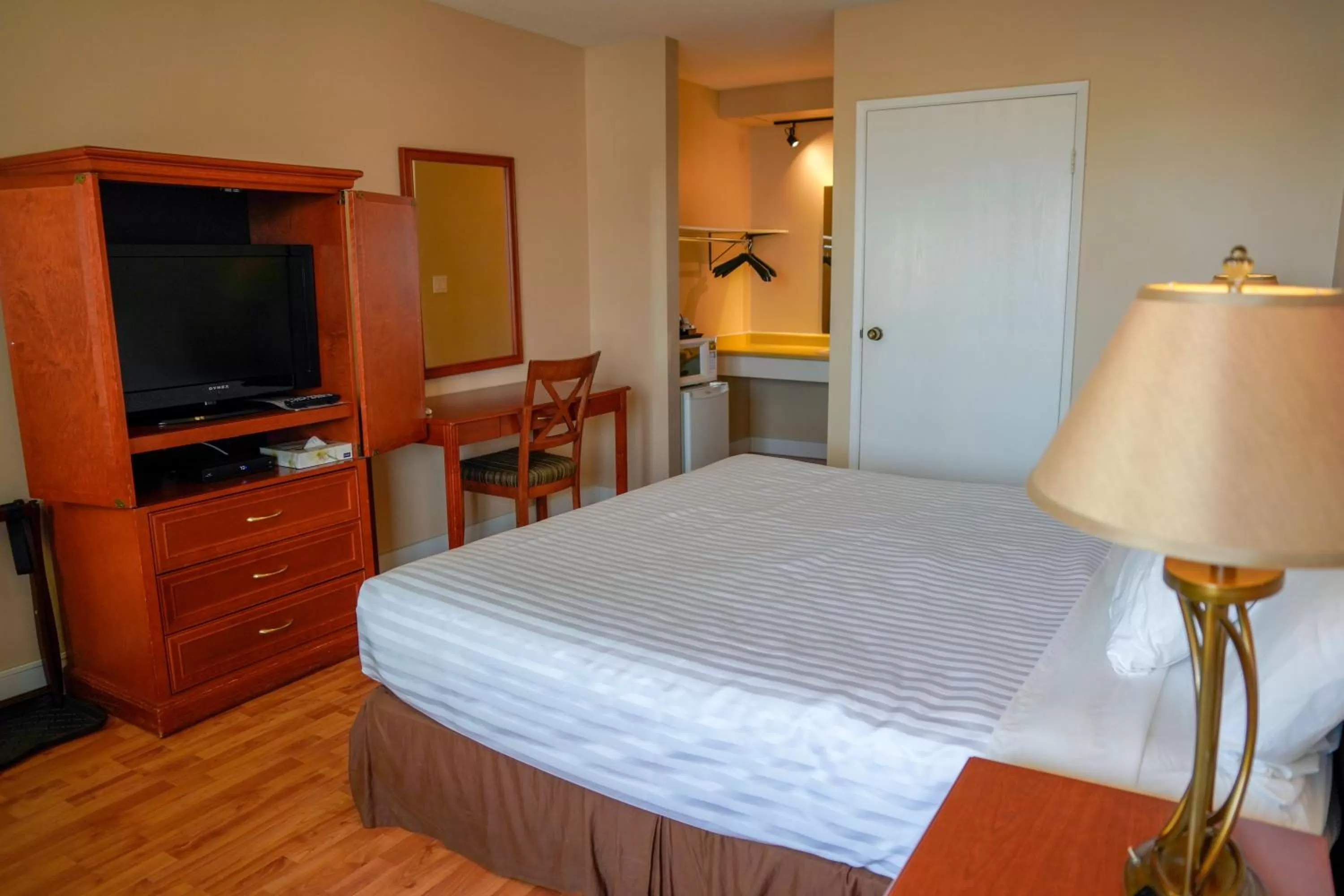 Photo of the whole room, Bed in Thunderbird Motor Inn