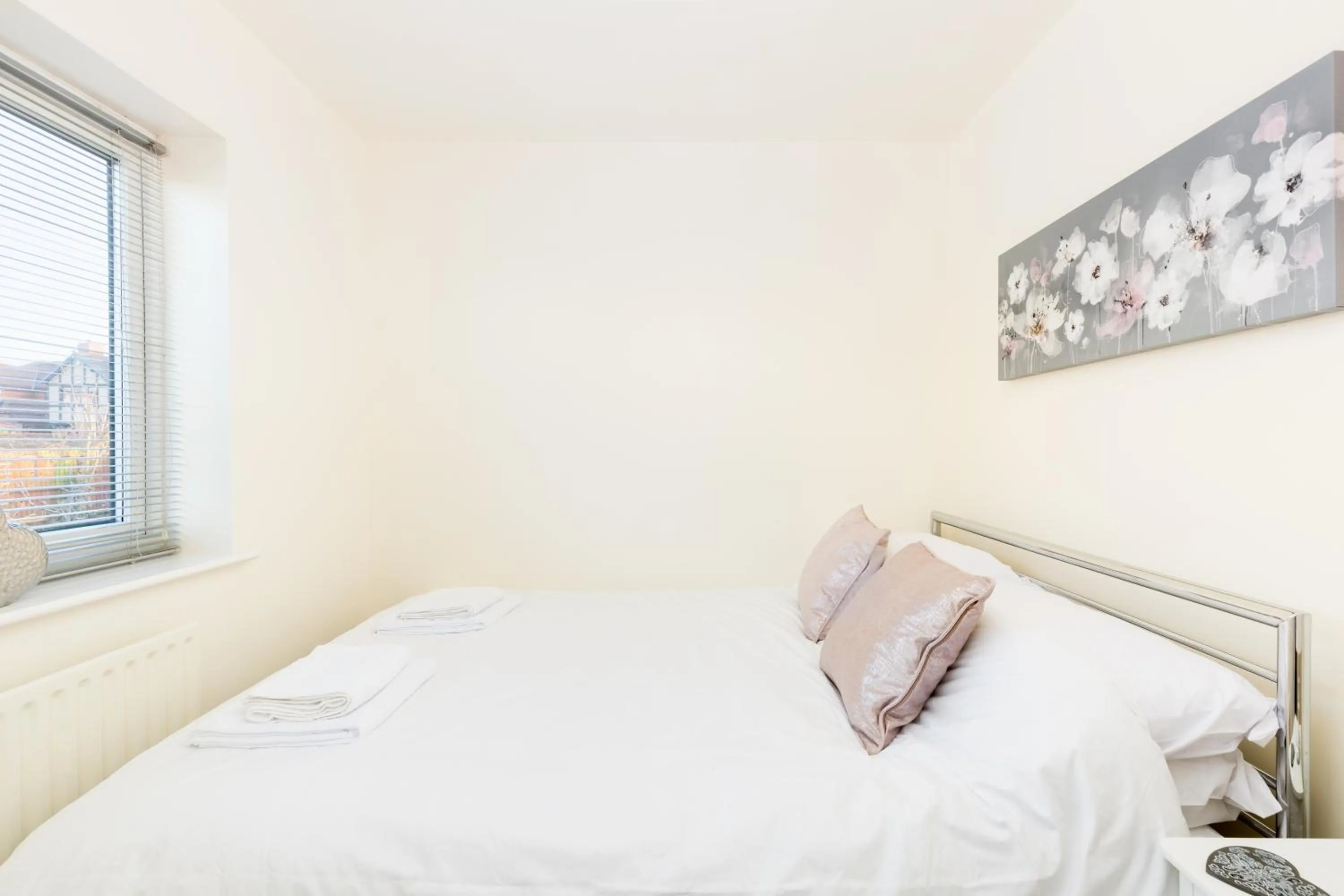 Bedroom, Bed in Drayton Manor House FREE parking