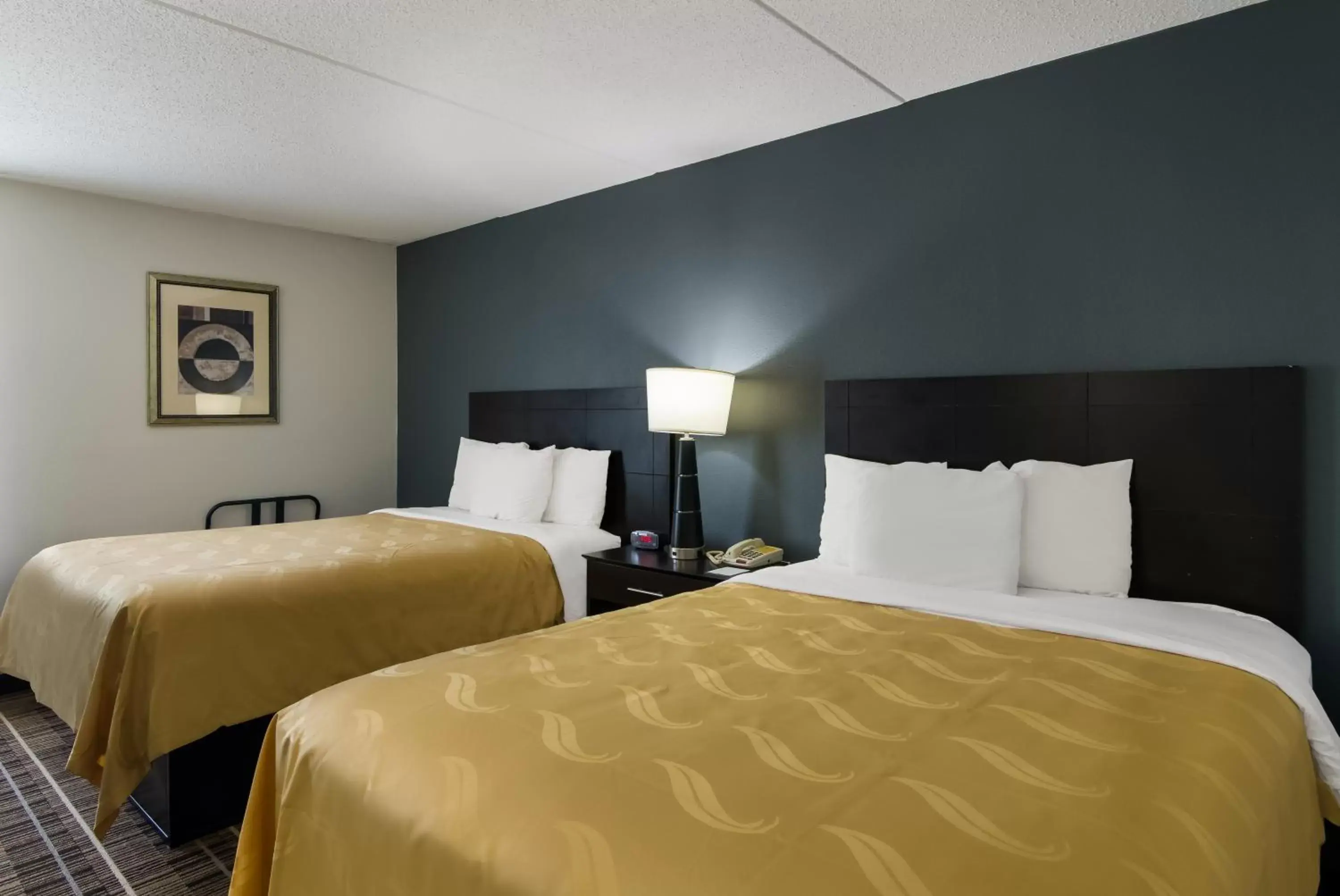 Bed in Quality Inn Aurora - Naperville Area
