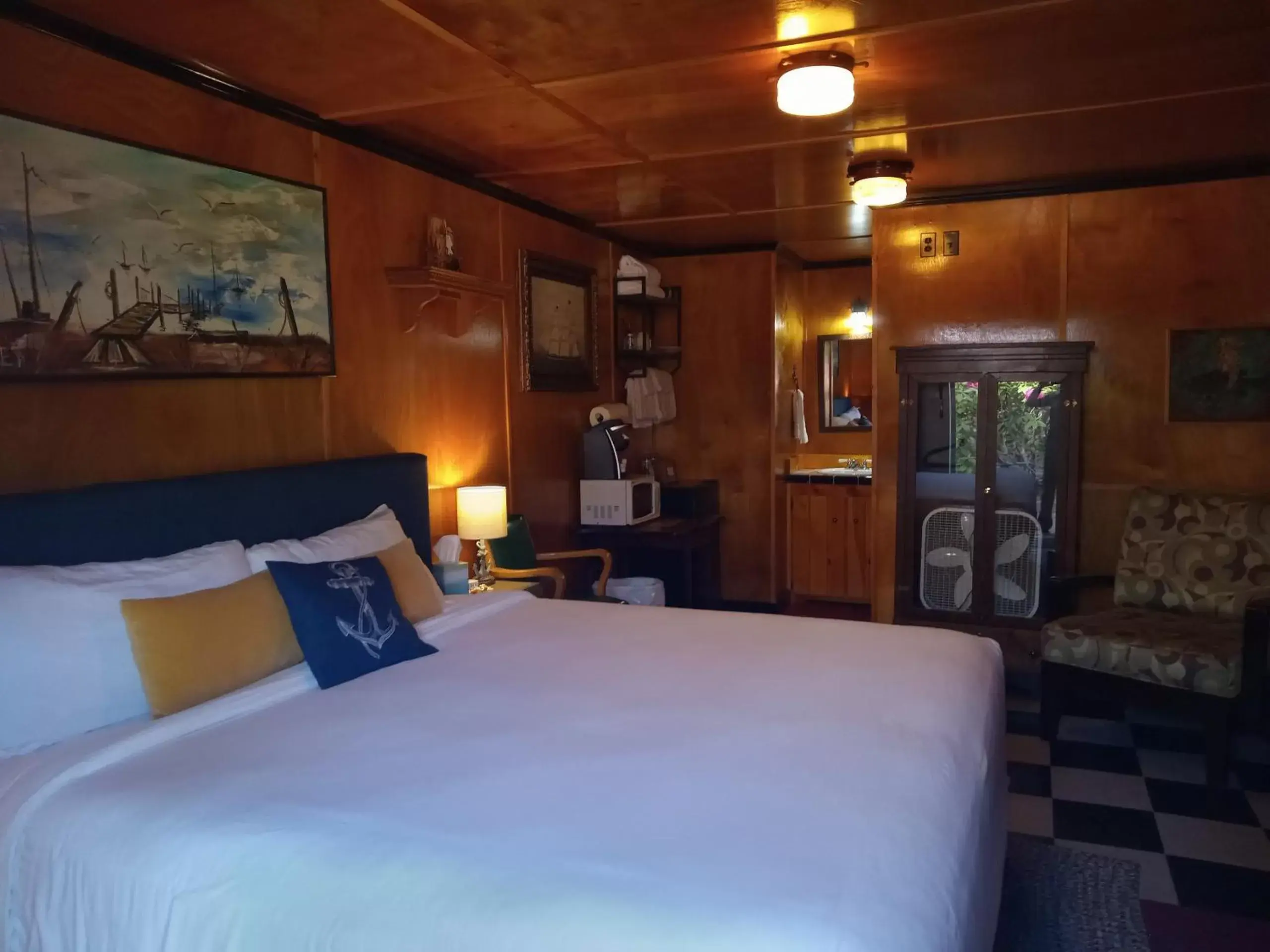 Bed in Anchor Inn Resort
