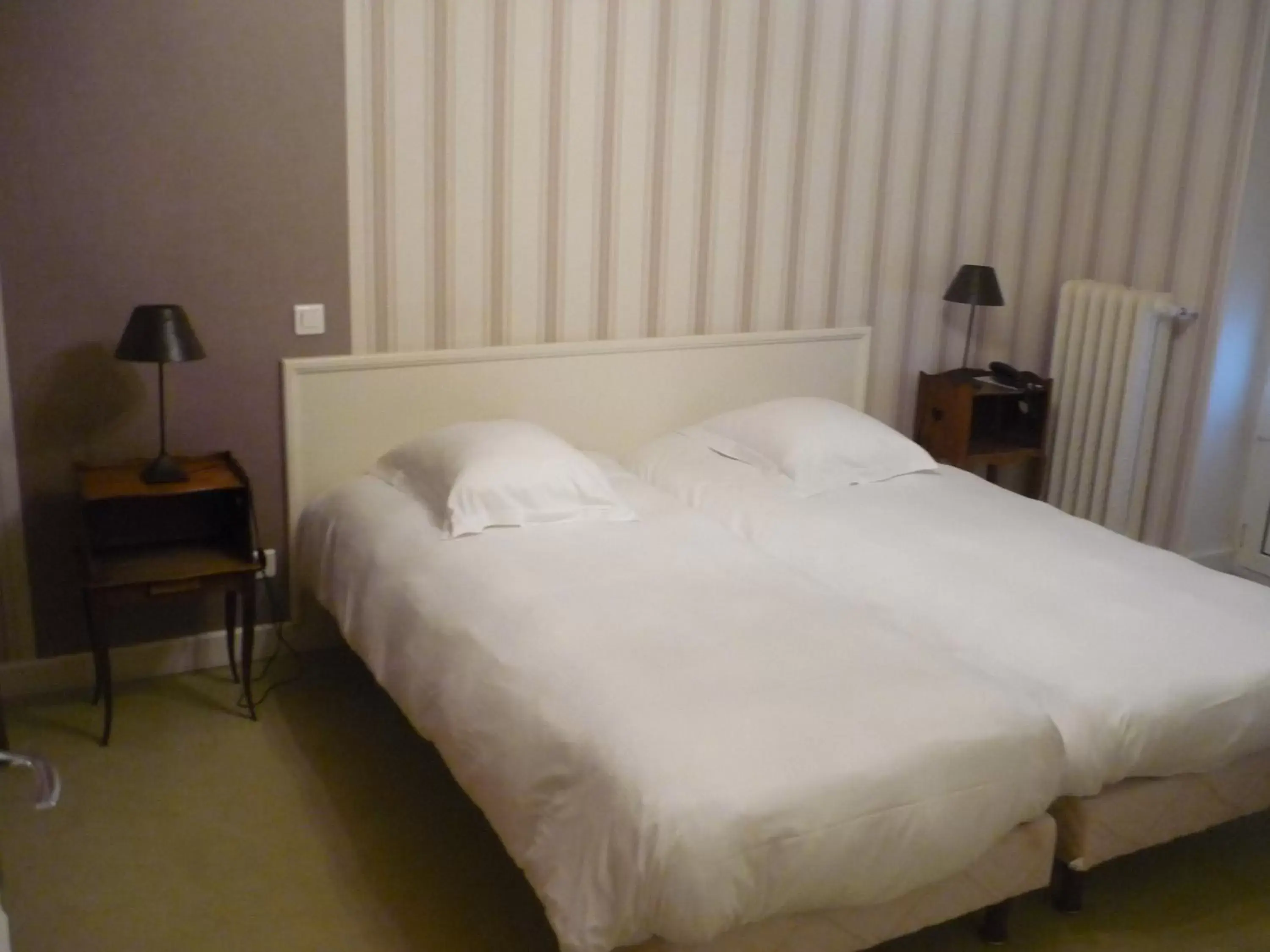 Photo of the whole room, Bed in The Originals Boutique, Hôtel Terminus, Bourg-en-Bresse Gare (Qualys-Hotel)