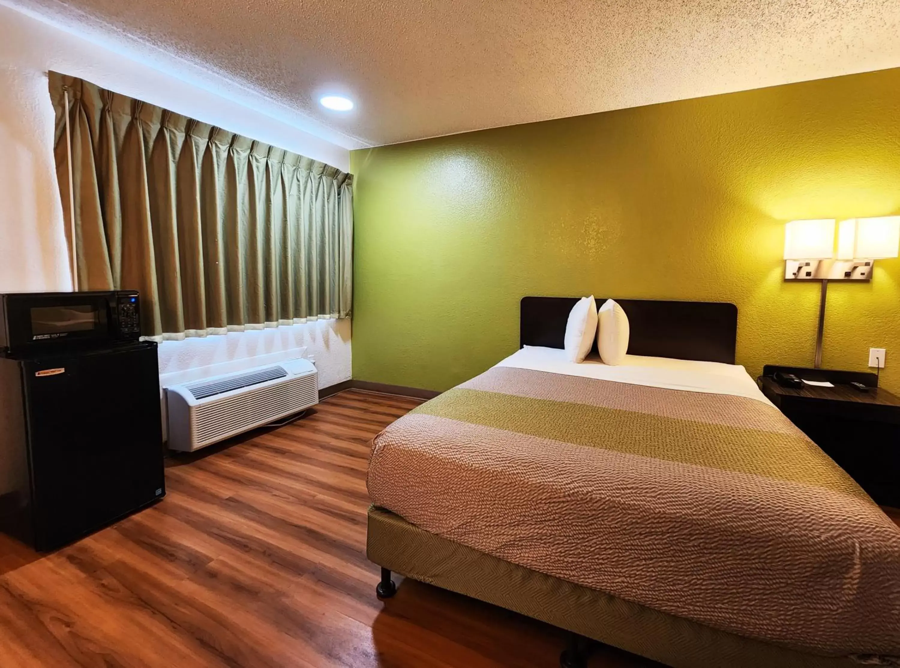 Deluxe King Room in Motel 6-Baytown, TX - Baytown East Deluxe King Room in Motel 6-Baytown, TX - Baytown East