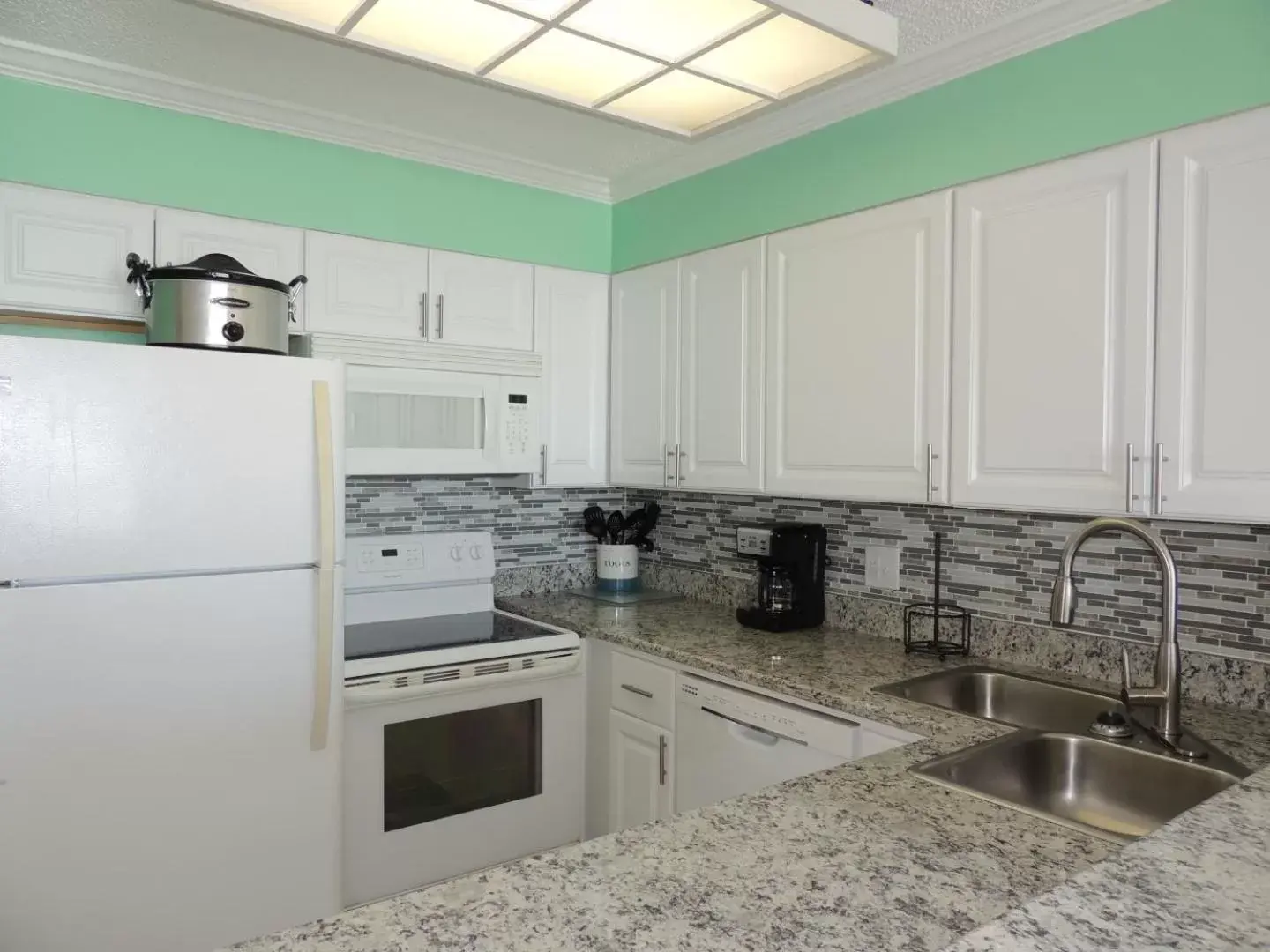 Kitchen or kitchenette, Kitchen/Kitchenette in Beach Vacation Condos South