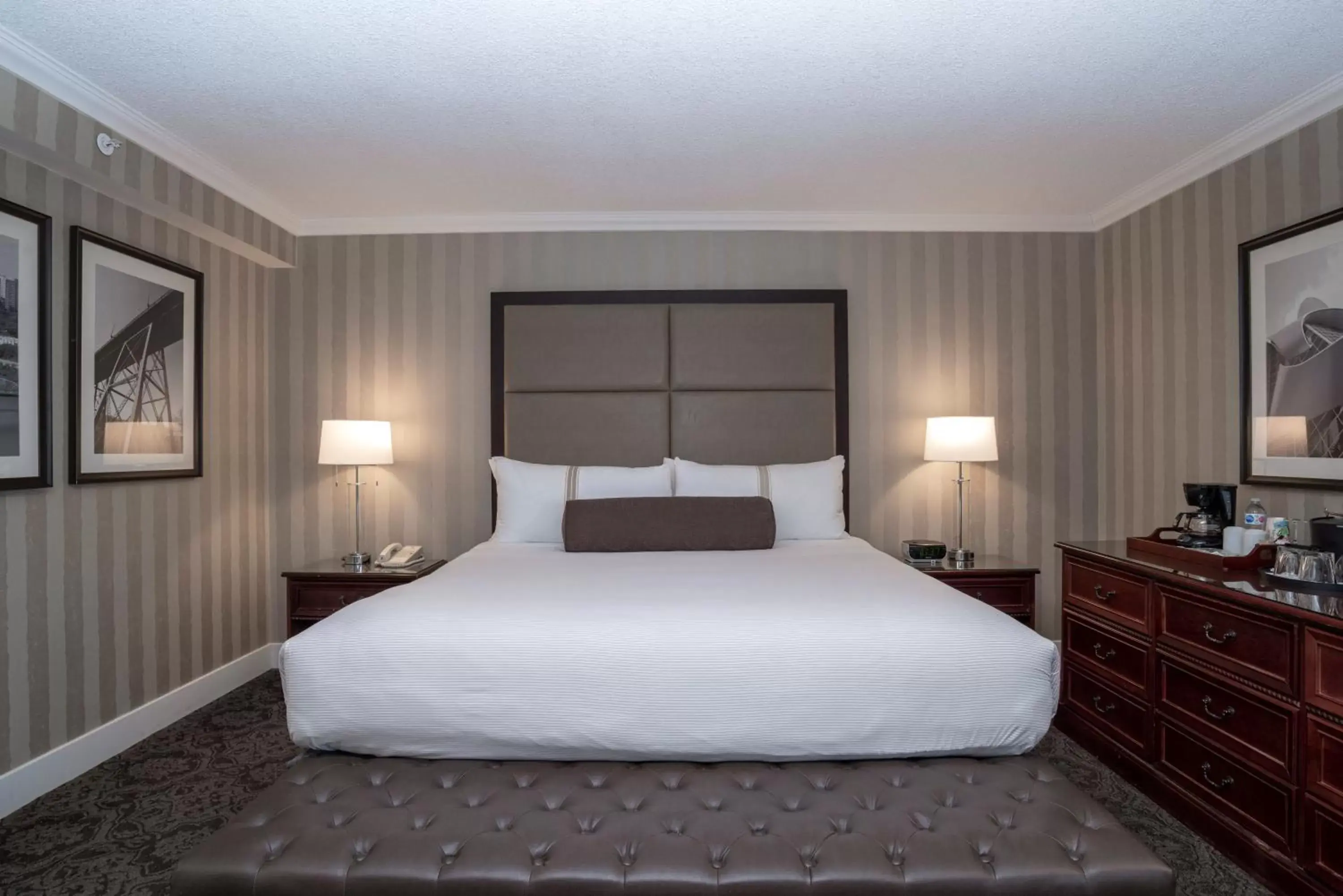 Photo of the whole room, Bed in Sandman Signature Edmonton Downtown Hotel