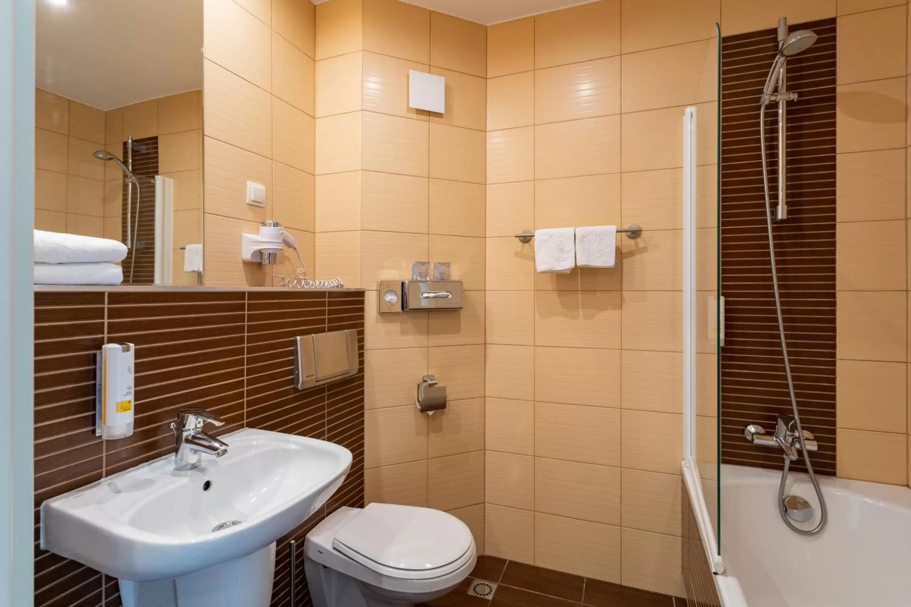 Toilet, Bathroom in Qubus Hotel Zielona Góra
