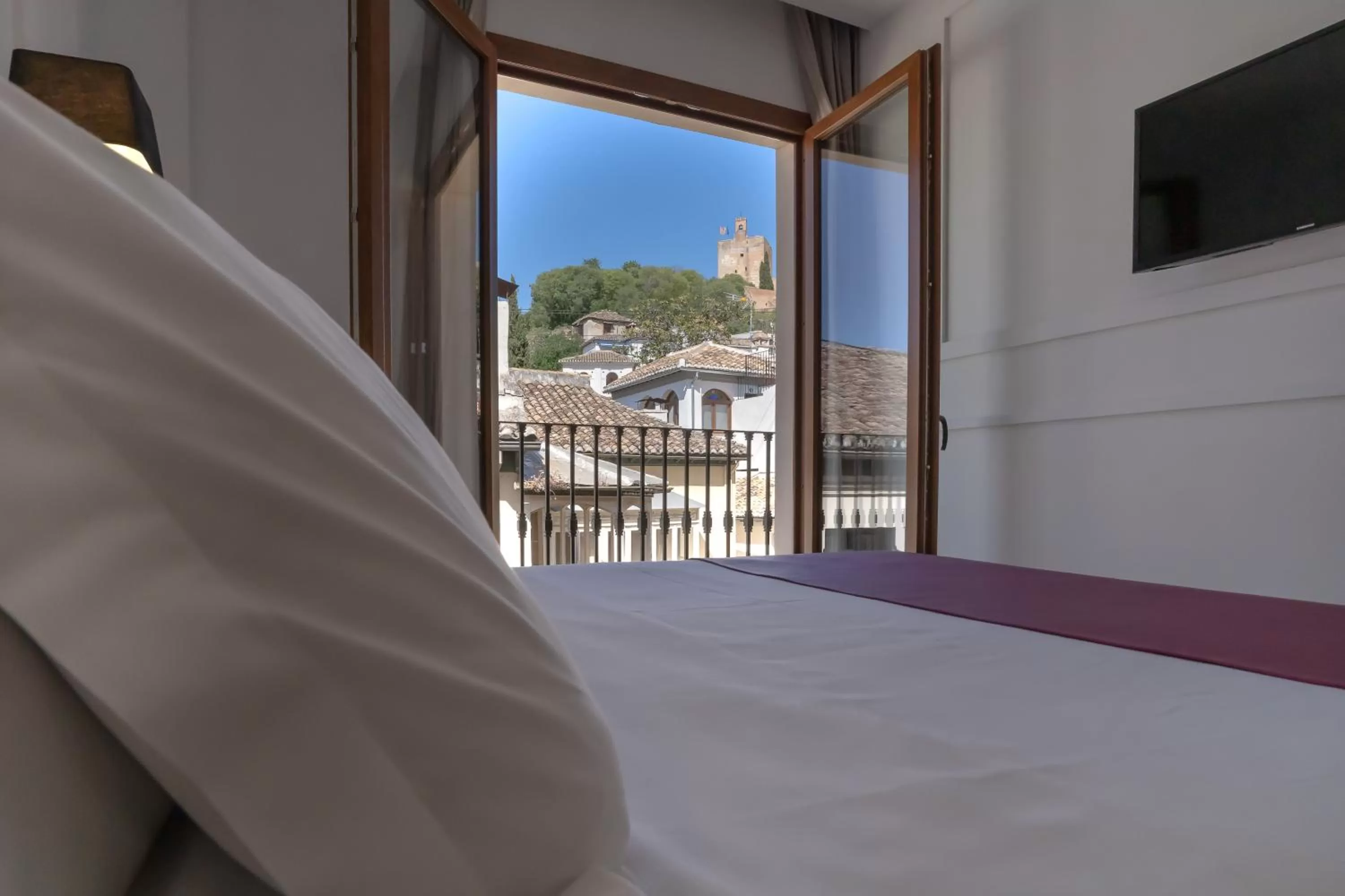 Landmark view, Bed in Hotel Boutique Puerta de las Granadas