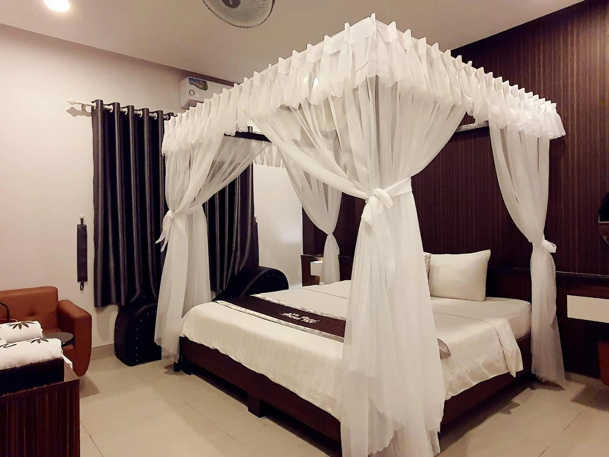 Deluxe King Room in Kha Thy Hotel
