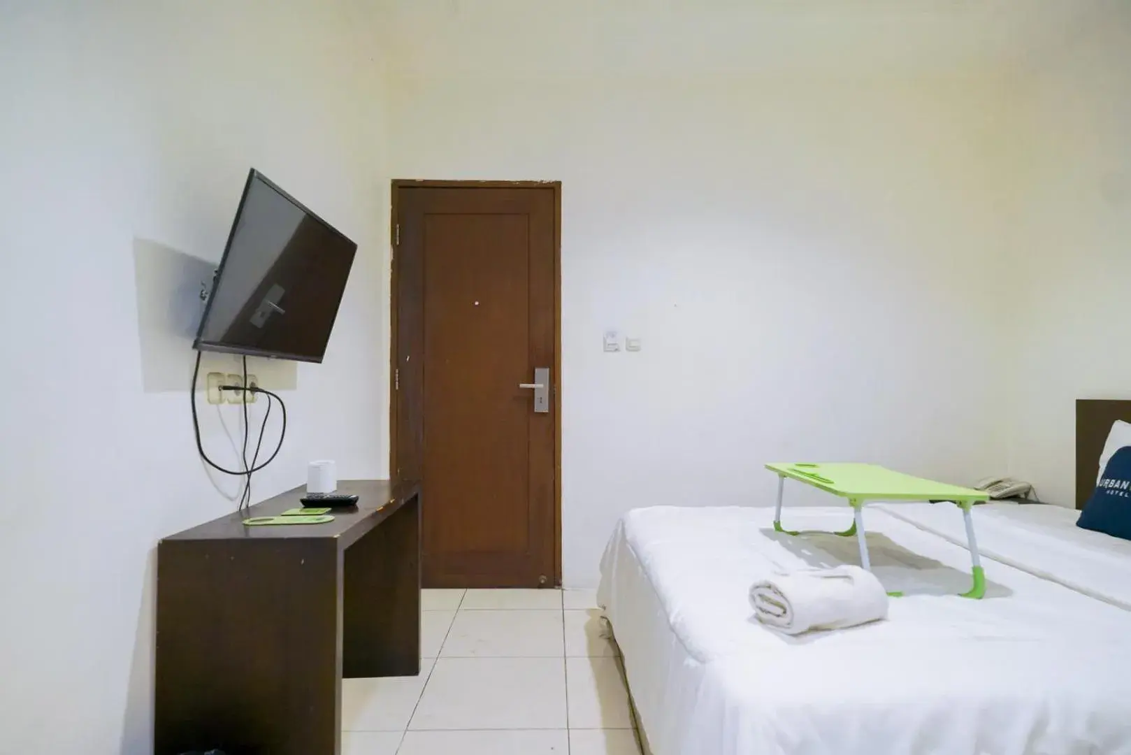 Bedroom, TV/Entertainment Center in Urbanview Hotel Bes Mangga Besar