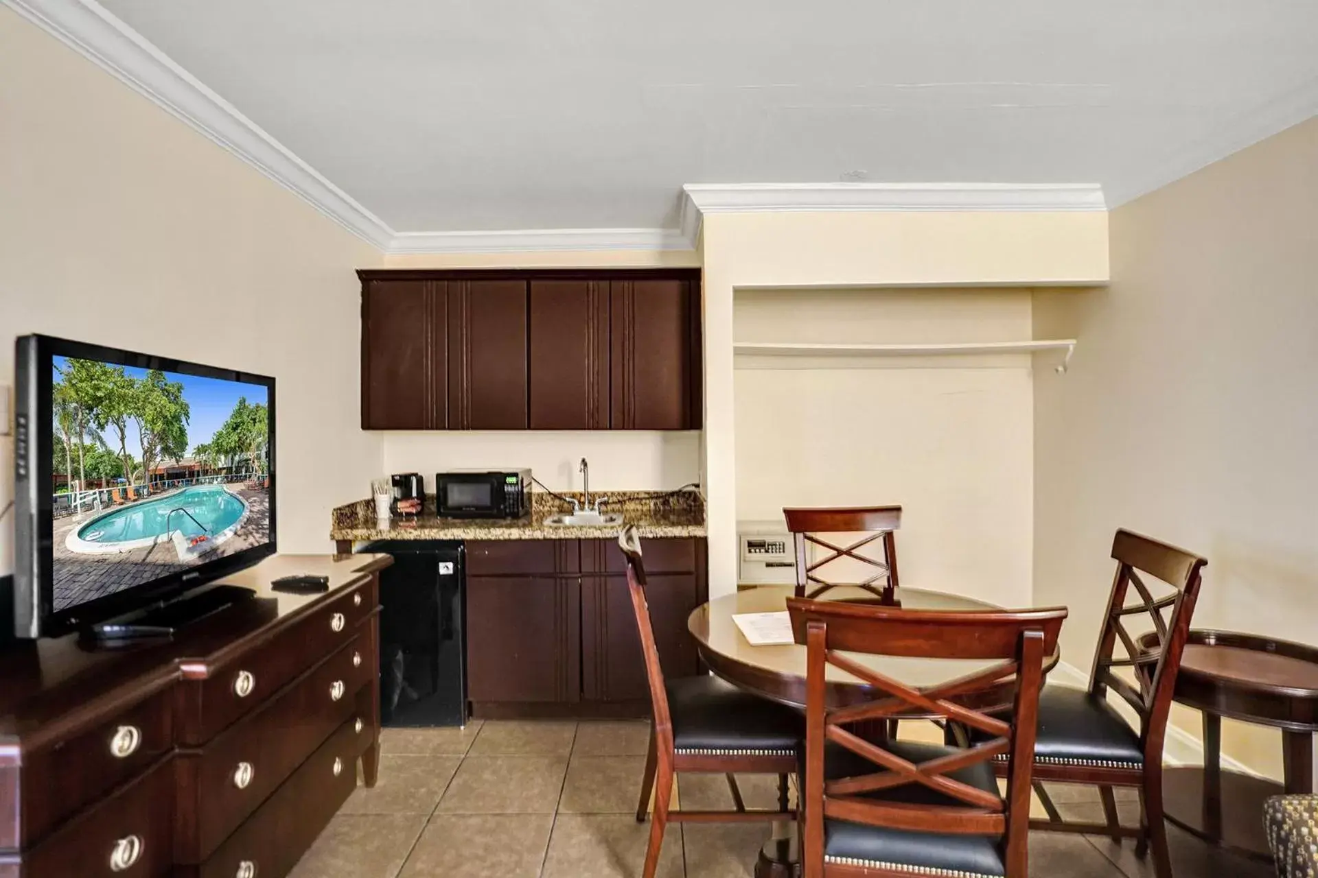 Living room, Kitchen/Kitchenette in Fort Lauderdale Grand Hotel